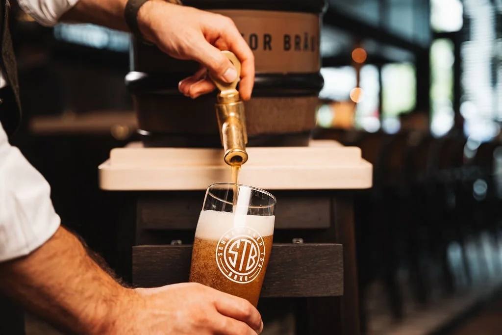 A person pouring beer from a 20L barrel at Wirtshaus Schwabinger Tor Bräu.