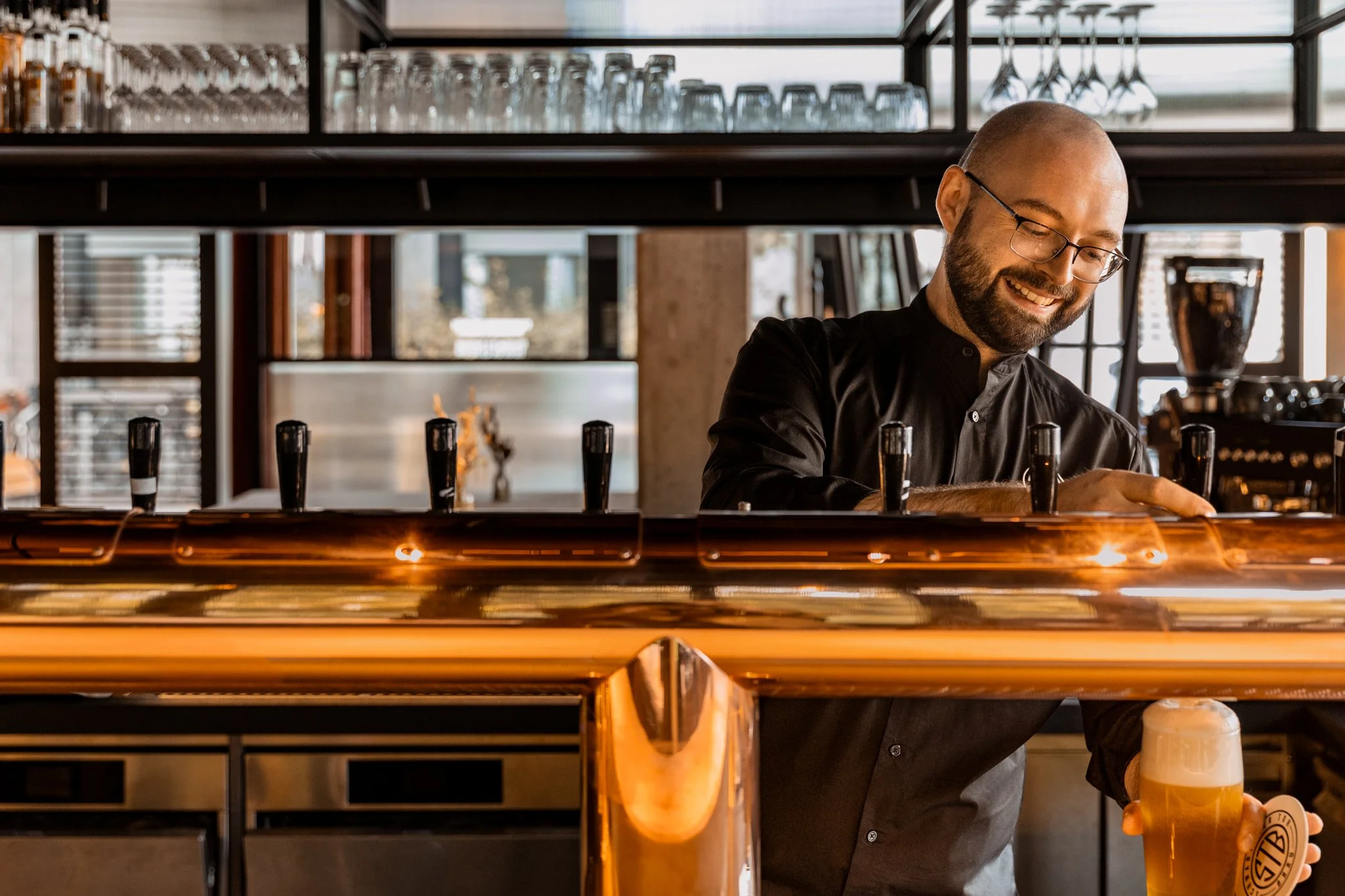 Brewmaster Valentin Schoettke at Schwabinger Tor Bräu Wirtshaus pouring a pint of beer