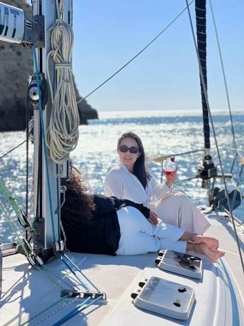 Friends with drinks on the sailing boat