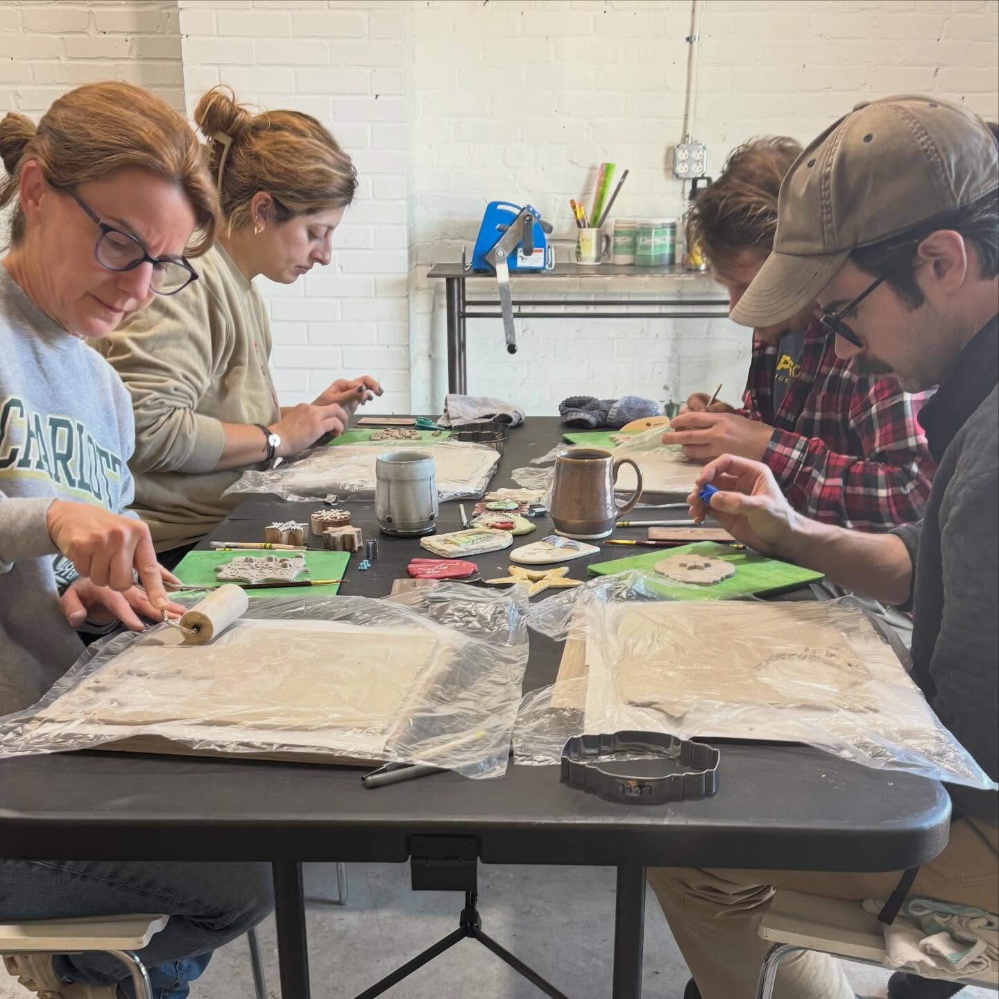 Had the best time teaching today&rsquo;s holiday ornament class 🎄✨ So fun to see everyone&rsquo;s creativity come to life - from snowmen and Christmas trees all the way to dumpster fires 🔥😆

We explored a range of surface techniques, including add