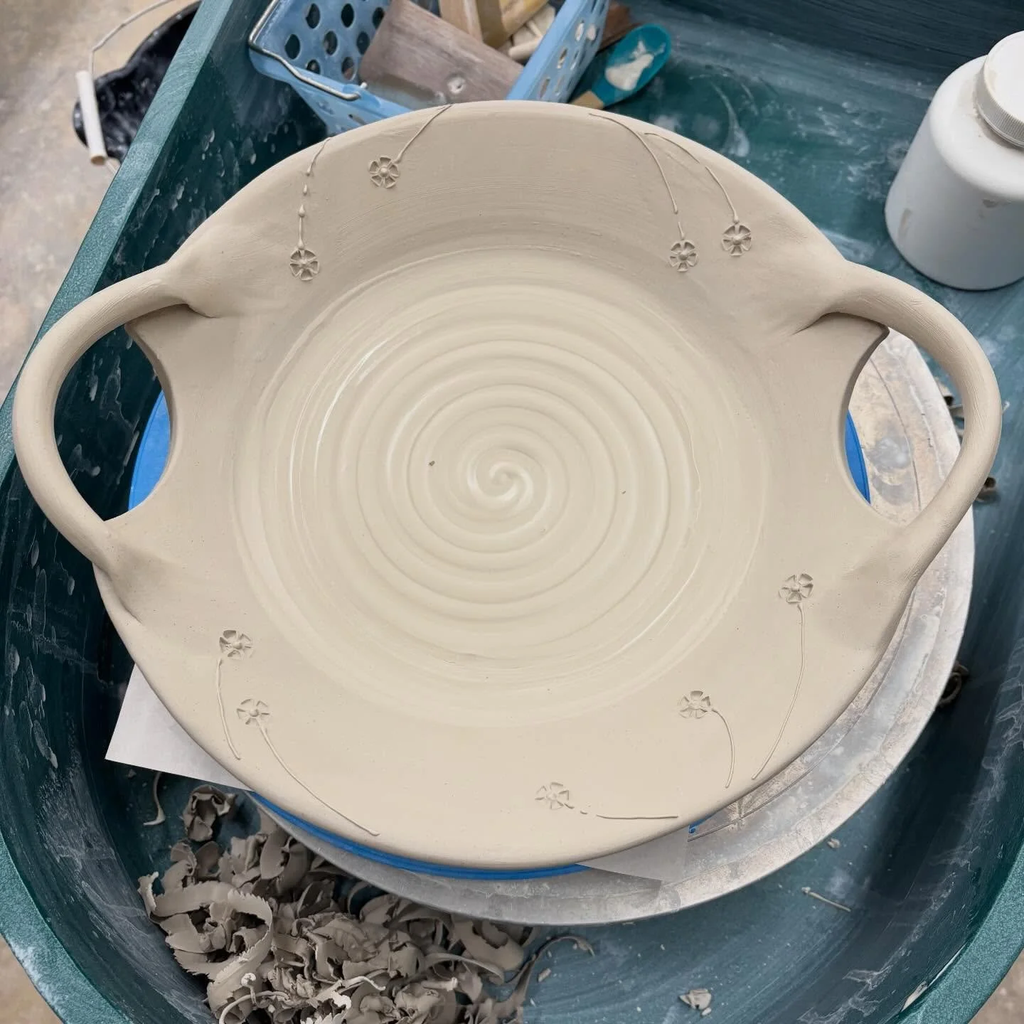 Loving this warm weather and so ready for it! Spring vibes handled platter to celebrate. 🌞 💐