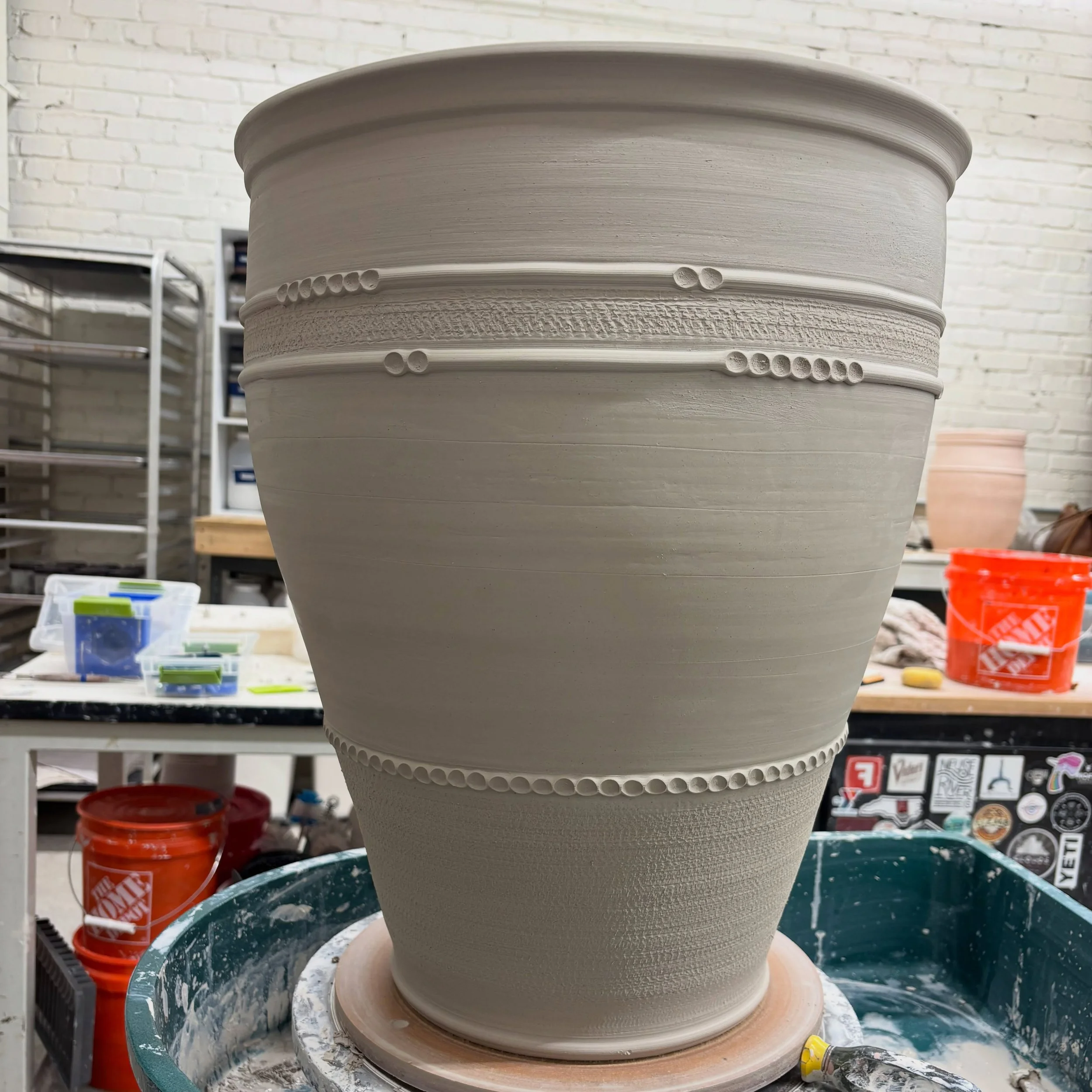 White stoneware with chattered details

My big monstera plant is currently feeling a bit claustrophobic and can&rsquo;t wait to call this &ldquo;home&rdquo;

Next up: Drip tray!