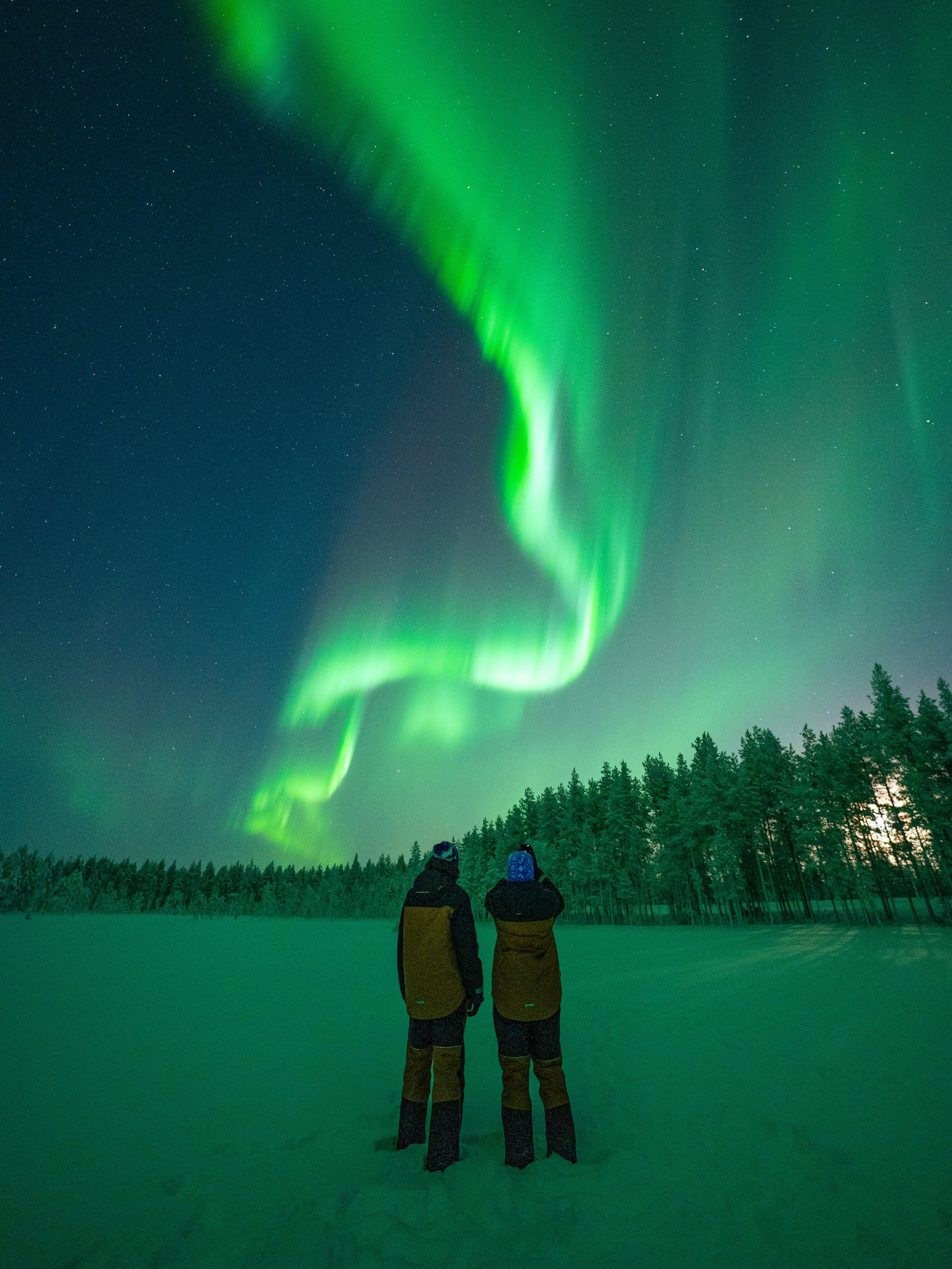 It&rsquo;s easy to forget that it&rsquo;s -34 degrees when sky puts on a show like this 🤯

📸 Sony a7 iii with a Sigma 14mm 1.4 lens