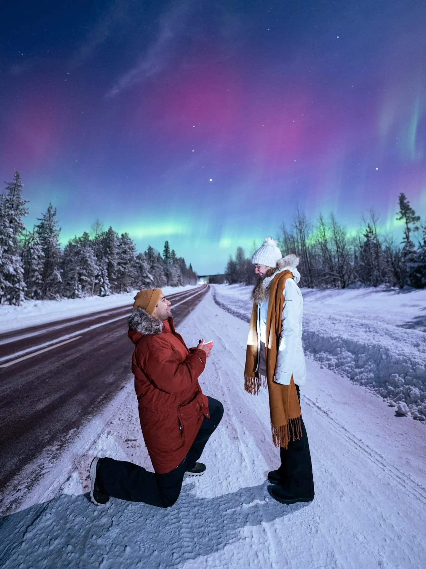 Seeing the northern lights was their childhood dream, and he dropped on one knee to make it the most magical moment of their lives ❤️

Making this moment happen required a 900km+ round trip! They drove all the way from Kuusamo to Rovaniemi to join th