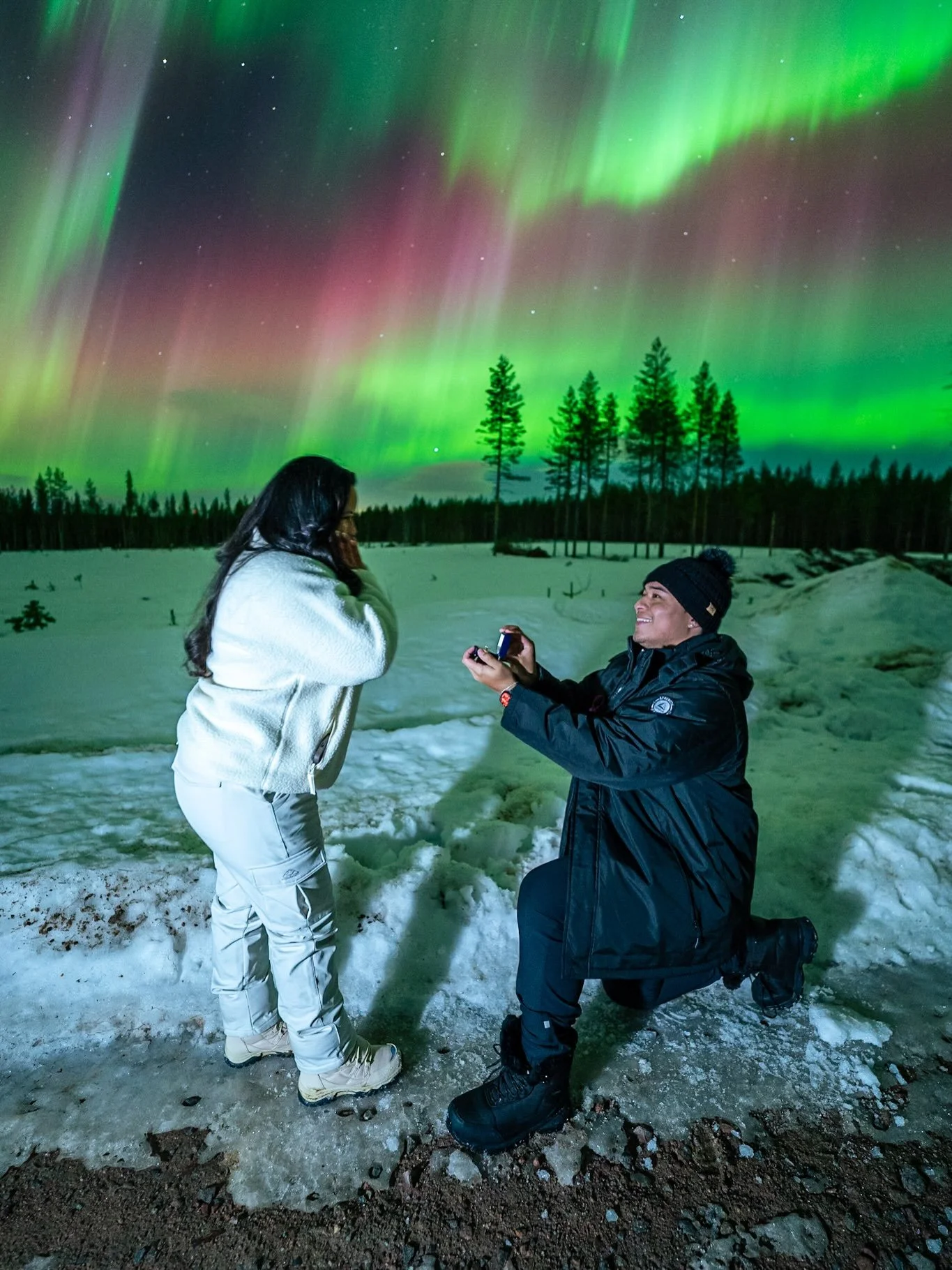 One of my favourite proposals I&rsquo;ve captured under the northern lights 😍

Making this moment happen required an early start and a 2.5 hour drive out of Rovaniemi deep into Swedish Lapland to escape the heavy cloud coverage!

If you&rsquo;re com
