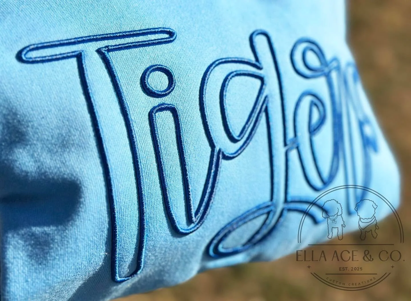 There&rsquo;s nothing like small-town pride 💙
Clean stitching, timeless style, and made for the towns we love. Our custom embroidered sweatshirts are perfect for everyday wear&mdash;school pickup, coffee runs, or cheering from the sidelines.

Availa