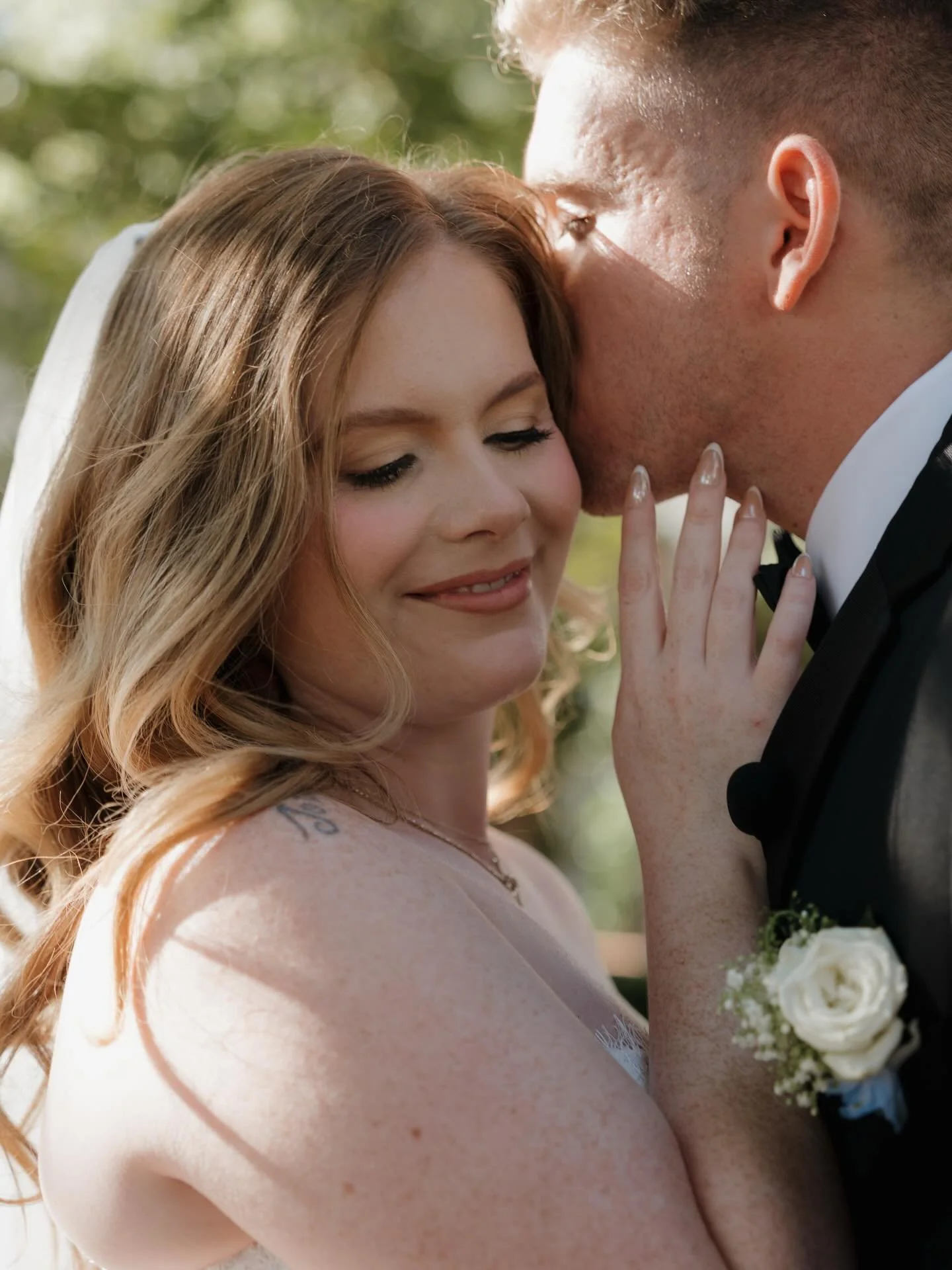 These two found out the gender of their baby right after their first look and private vow exchange. It was the sweetest moment, and I was absolutely floored to be a fly on the wall, witnessing such a special, intimate experience. 🩷💙

&bull;

&bull;