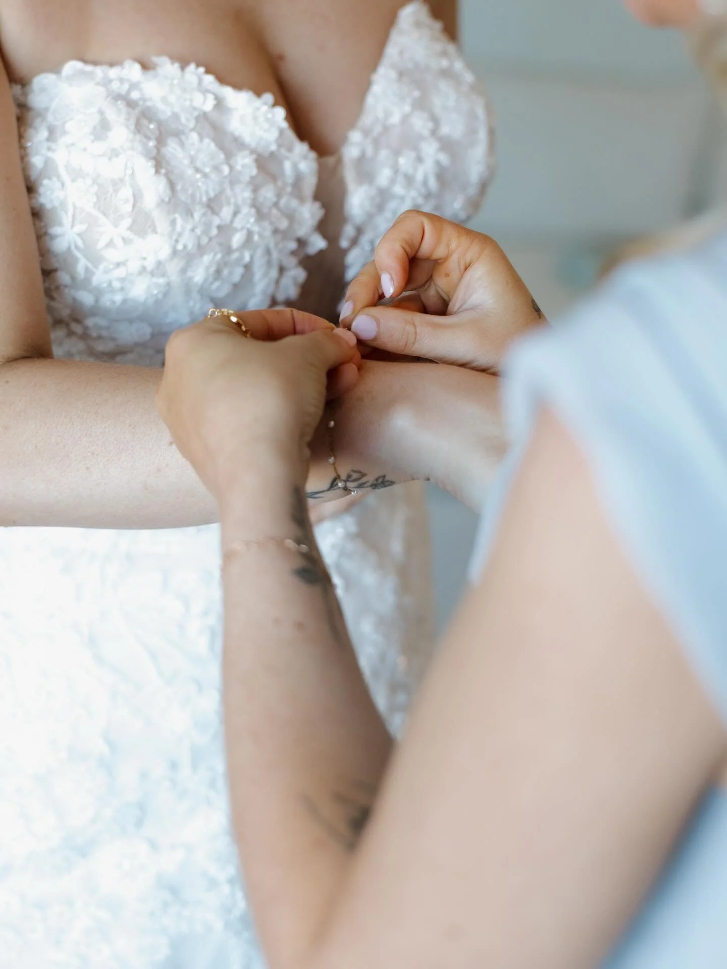 In love with ocean views, crashing waves, and everything about a beautiful bride on the beach.🌊🌞✨

&bull;

&bull;SS for @the.rfcollective 

&bull;

&bull;

&bull;

&bull;

&bull;

&bull;

&bull;

#beachbride #ncweddingphotographer #scweddingphotogr