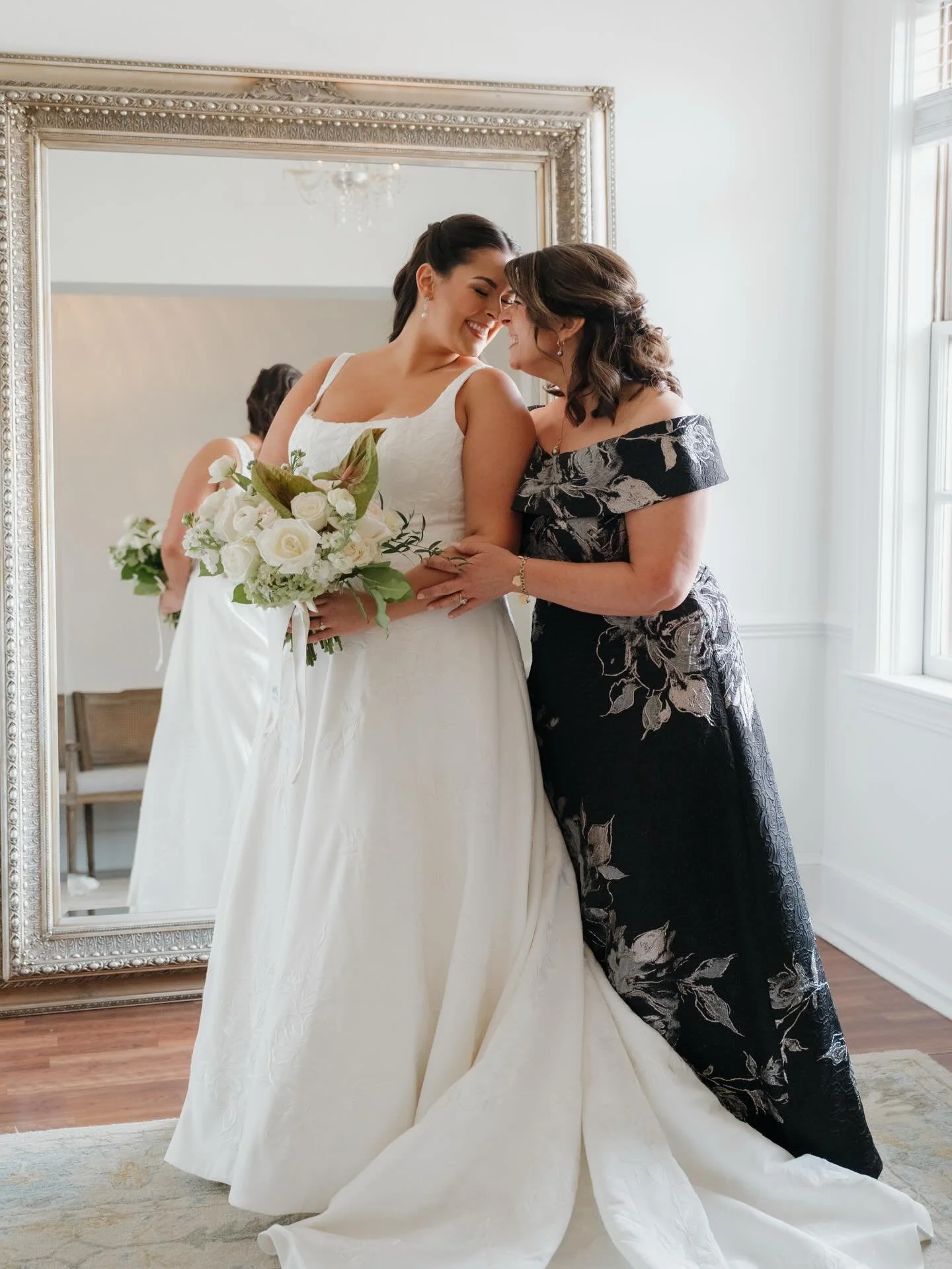 The In between moments 🥹 ✨

&bull;

SS for @mrs.bri.hines 💕

.

.

.
#ncweddingphotographer #scweddingphotographer #cltweddingphotographer #gettingreadybride