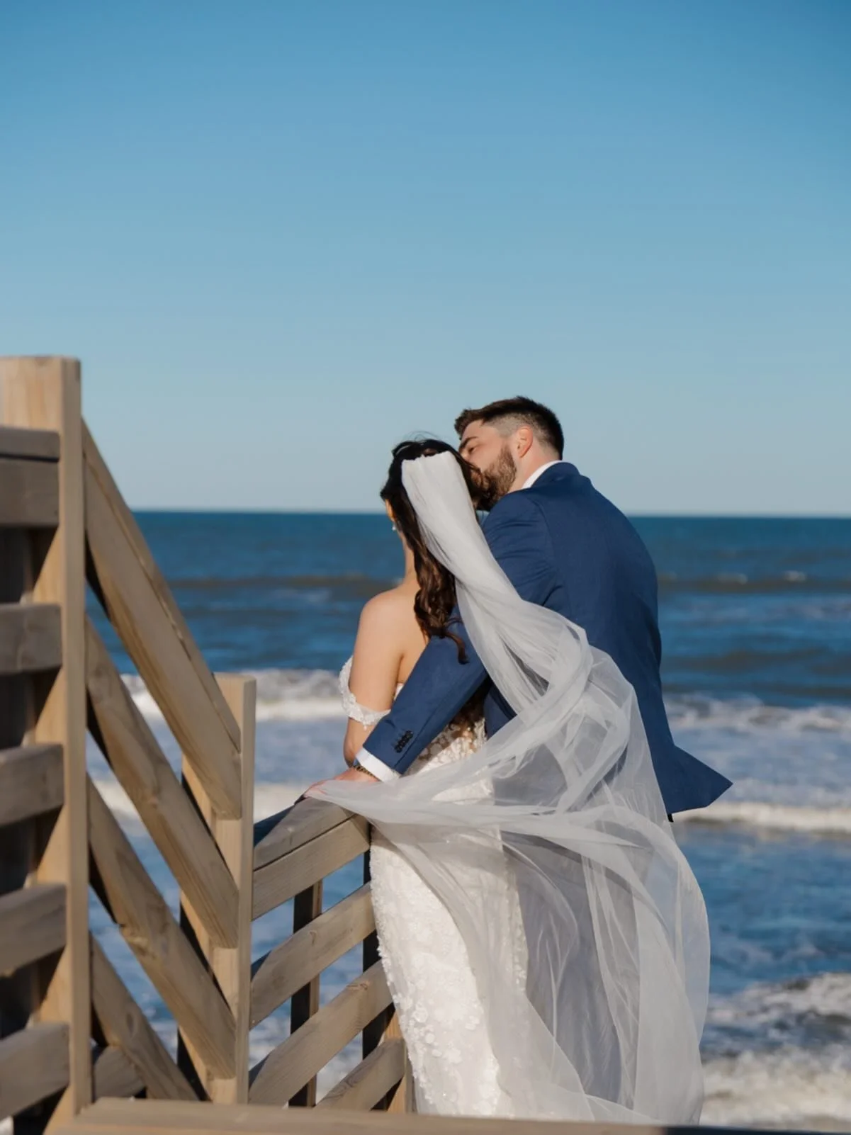 Missing the waves right about now 🌊🌊
A reminder to pause with your new spouse on your wedding day and take it all in. The emotions you feel in those quiet moments are what last forever. ✨

&bull;SS for @the.rfcollective 

&bull;

&bull;

&bull;

&b
