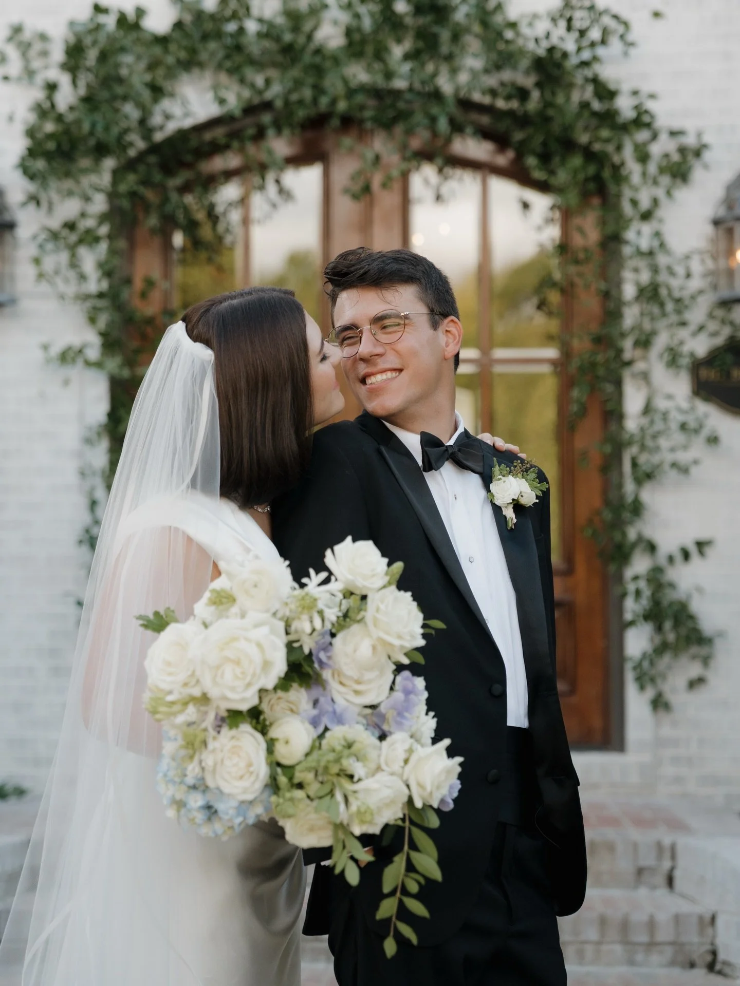 proof that your wedding day doesn&rsquo;t have to feel stiff or posed
just a little guidance, a lot of laughing, and moments you&rsquo;ll actually remember 🤍

&bull;SS for @mrs.bri.hines 

&bull;

&bull;

&bull;

&bull;

#weddingday #weddingphotogra