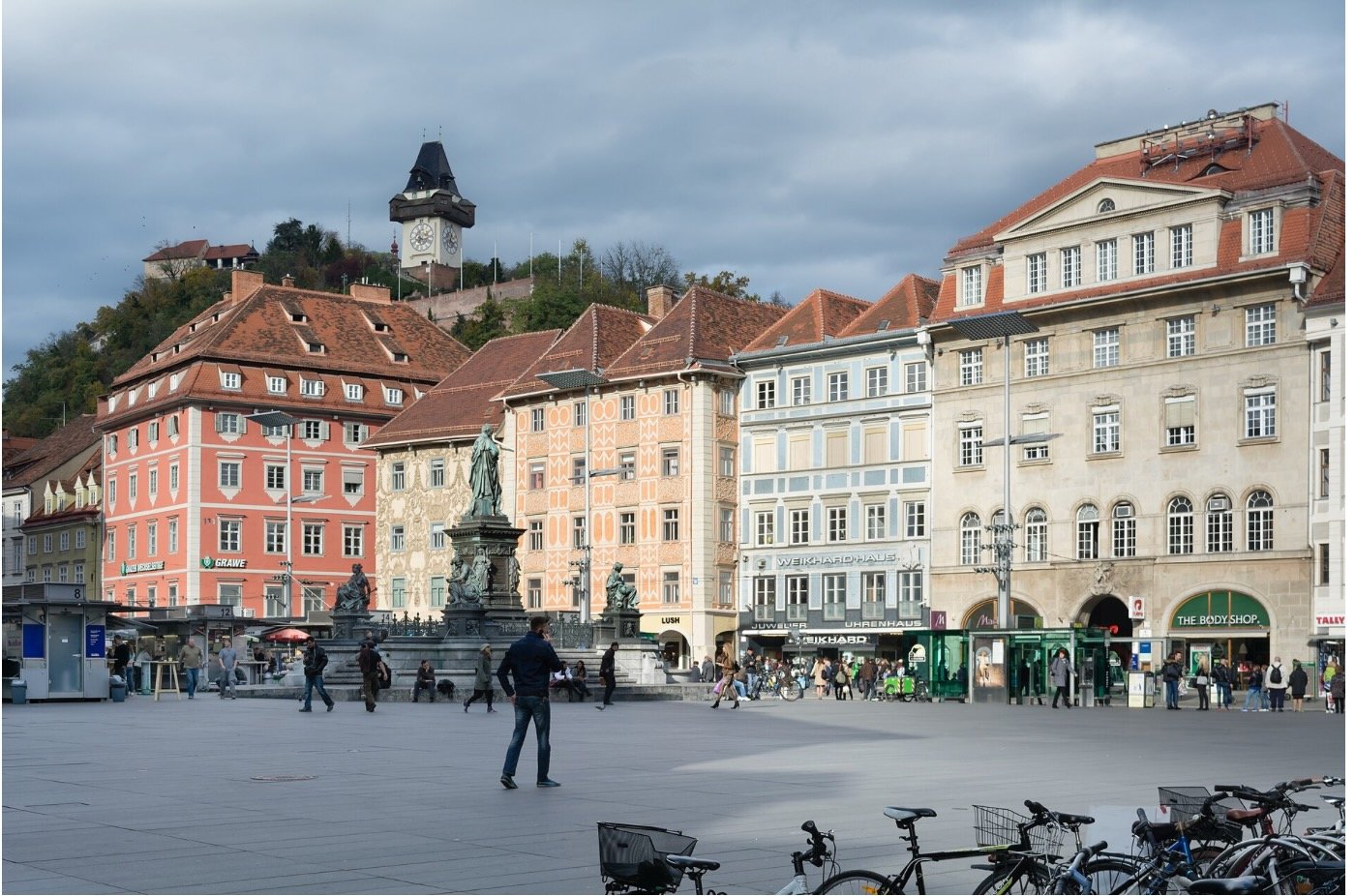 This observational painting began with time spent in Graz Main Square, where I was interested in translating the atmosphere of the city, its architecture and the movement of people into image.