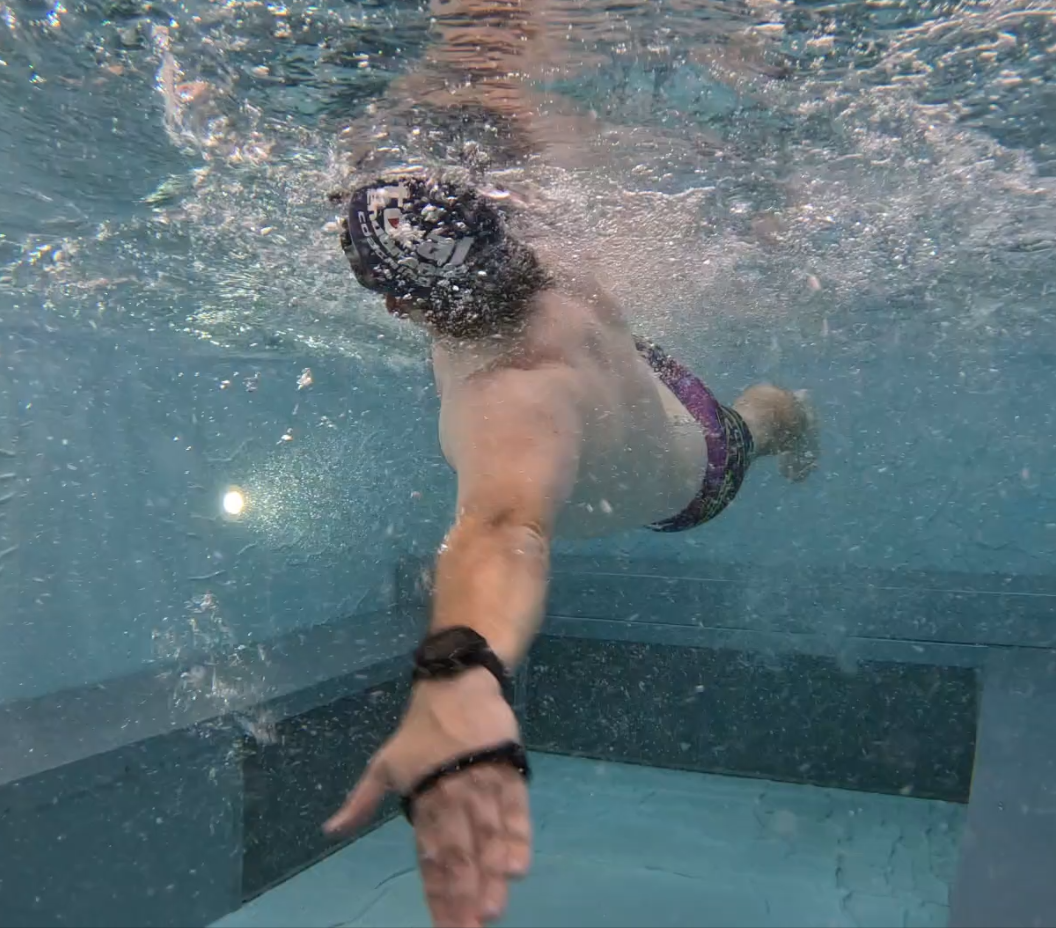Straight arm- lack of hip rotation (relying on thoracic mobility)