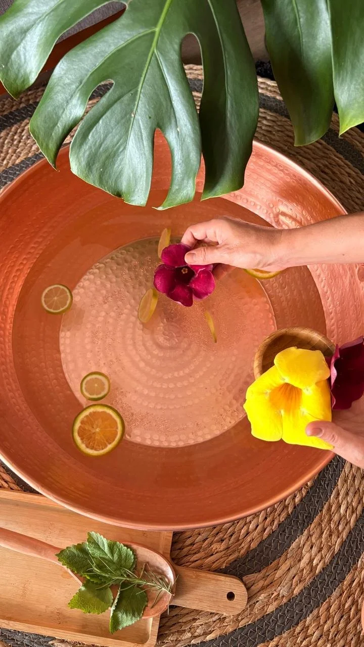 Vela acesa com fumaça subindo ao escuro.