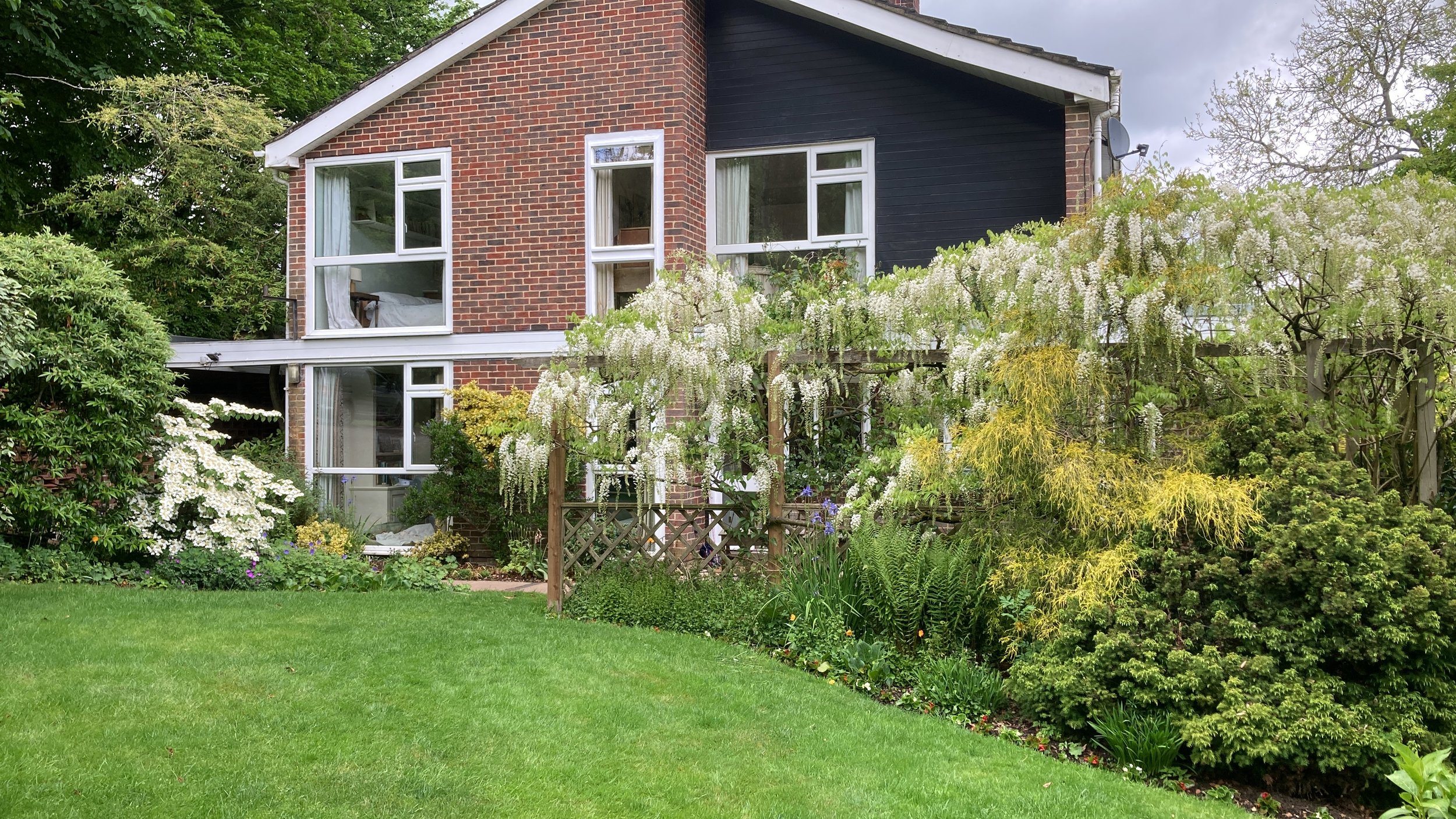 lush greenery and white flowering plants. Gardeners and garden maintenance, based in North Cornwall, area including Padstow, Rock, Polzeath and Wadebridge.