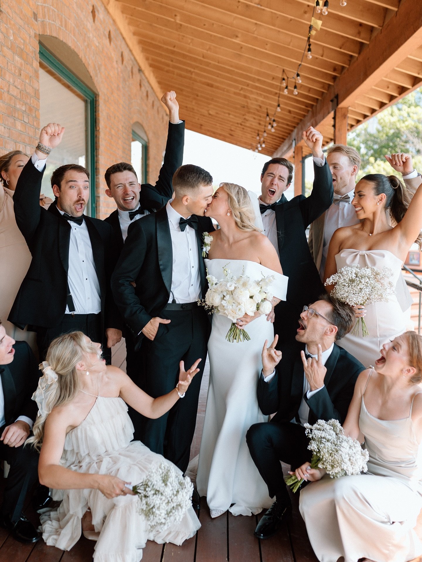 Hosted Events is so proud to announce that we are a recommended vendor with the @laurelpackinghouse right in the heart of Kelowna. A venue rich in history, close to convenient amenities and has the cutest charm.

We loved this @laurelpackinghouse wed