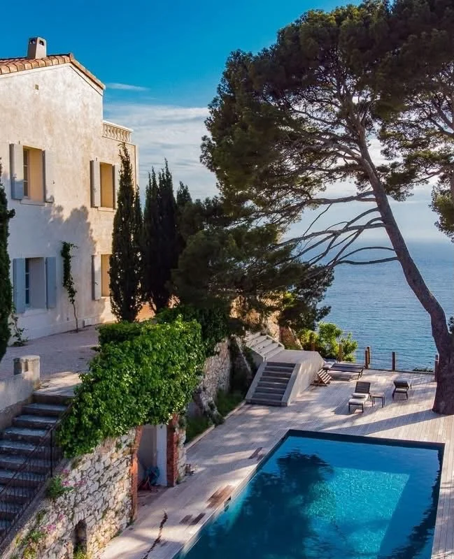 August belongs in the South of France.⁠
⁠
The best plans are barely plans at all - a good terrace, a generous lunch, somewhere to swim and very little interest in leaving.⁠
⁠
🏡:#holidayhome #augustholiday #villa #southoffrance
