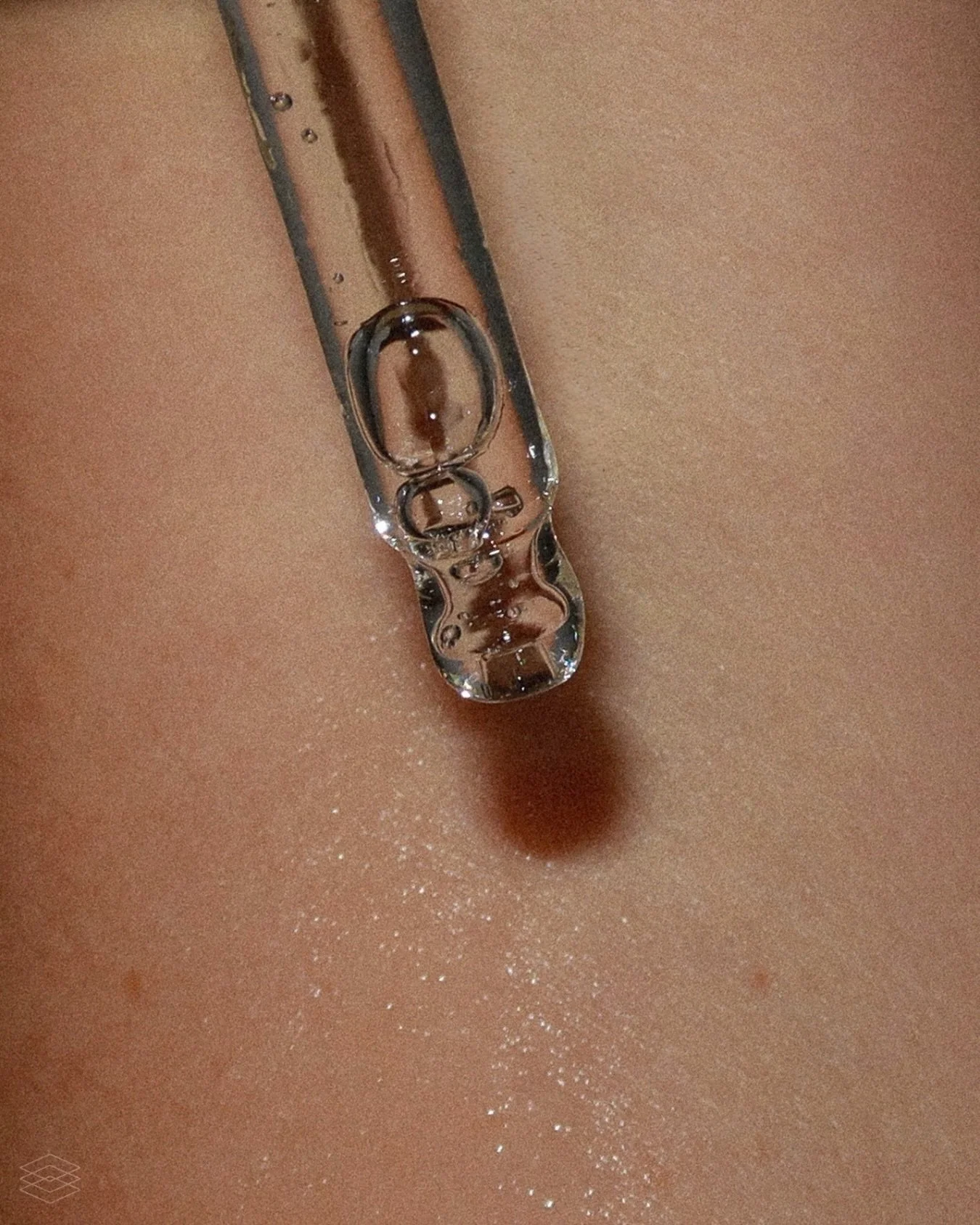 If your skin barrier could talk, it would be asking for this serum 🤍

With only 8 ingredients, the @epicutis Lipid serum is essential for:
+ calming inflammation
+ supporting barrier repair 
+ hydrating compromised skin
+ fighting collagen break dow