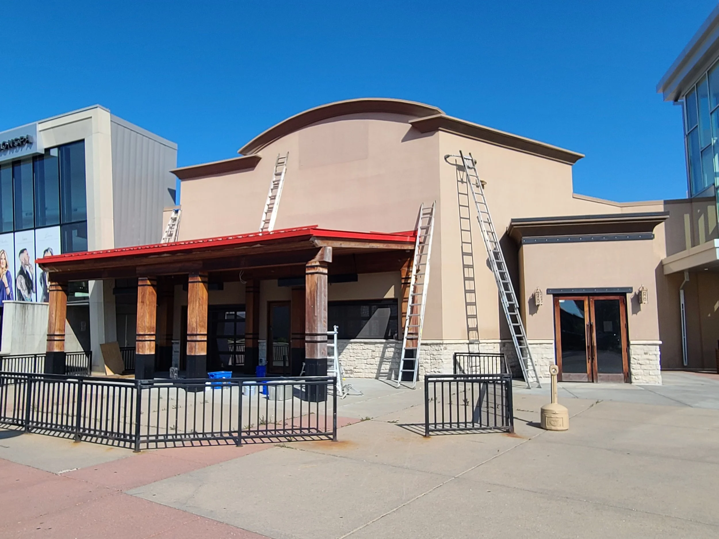 Light exterior at a Peoples Organic location in Southdale Mall prior to a full exterior repaint and color transformation.