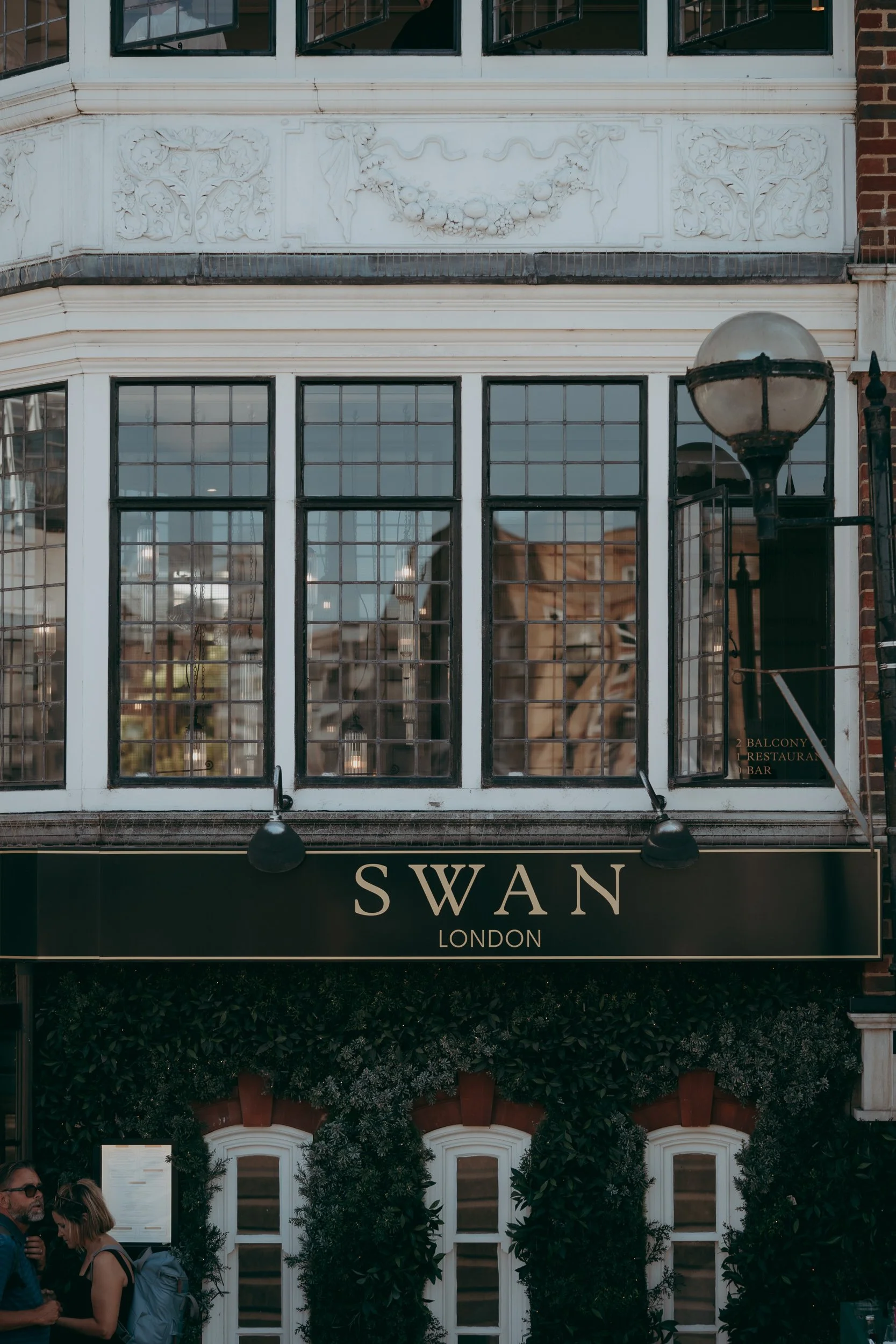 84  london-documentary-wedding-photographer-fitzrovia-chapel-the-globe-swan-south-bank-.jpg