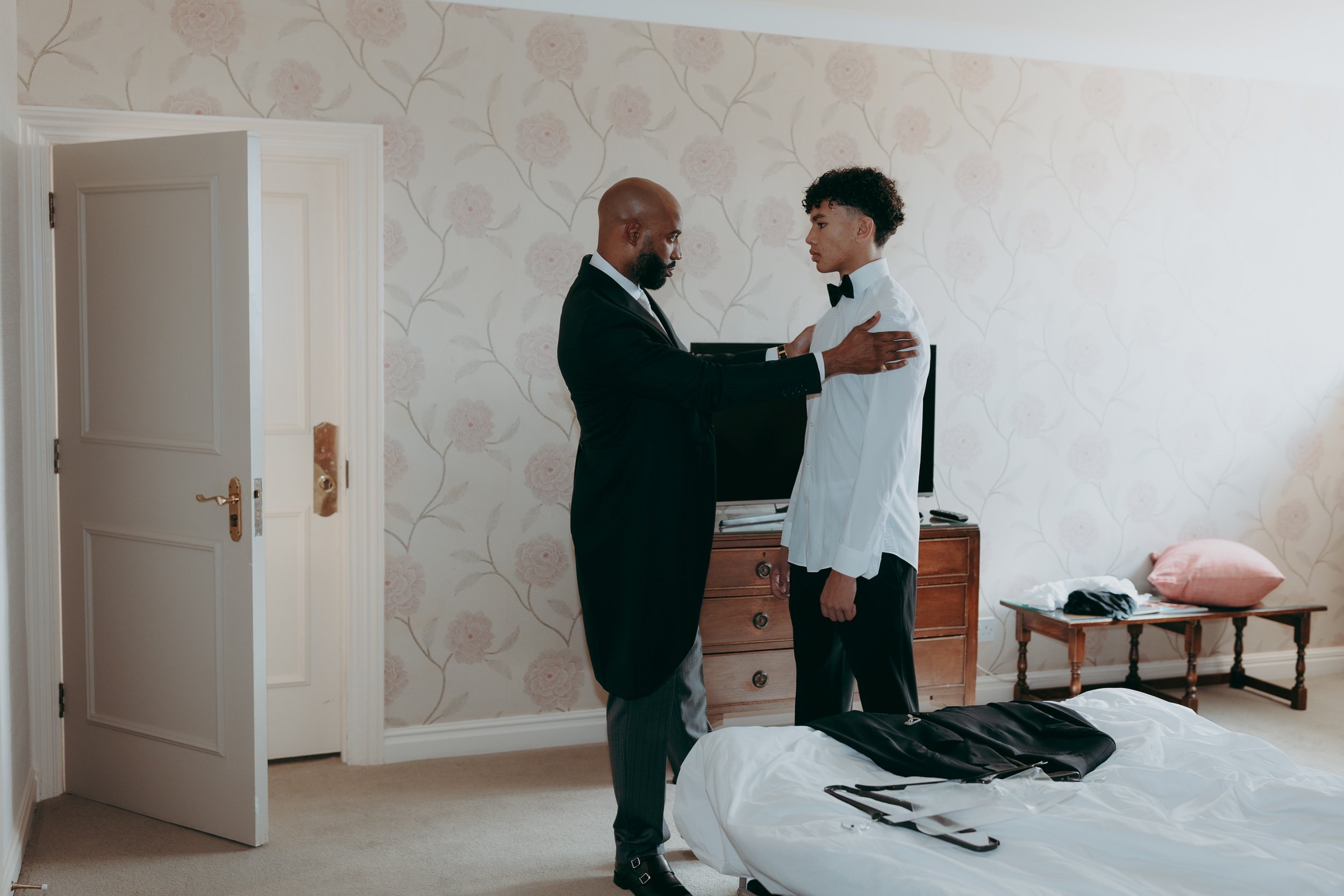 17 surrey-documentary-wedding-photographer-ashdown-park-east-grinstead-.jpg