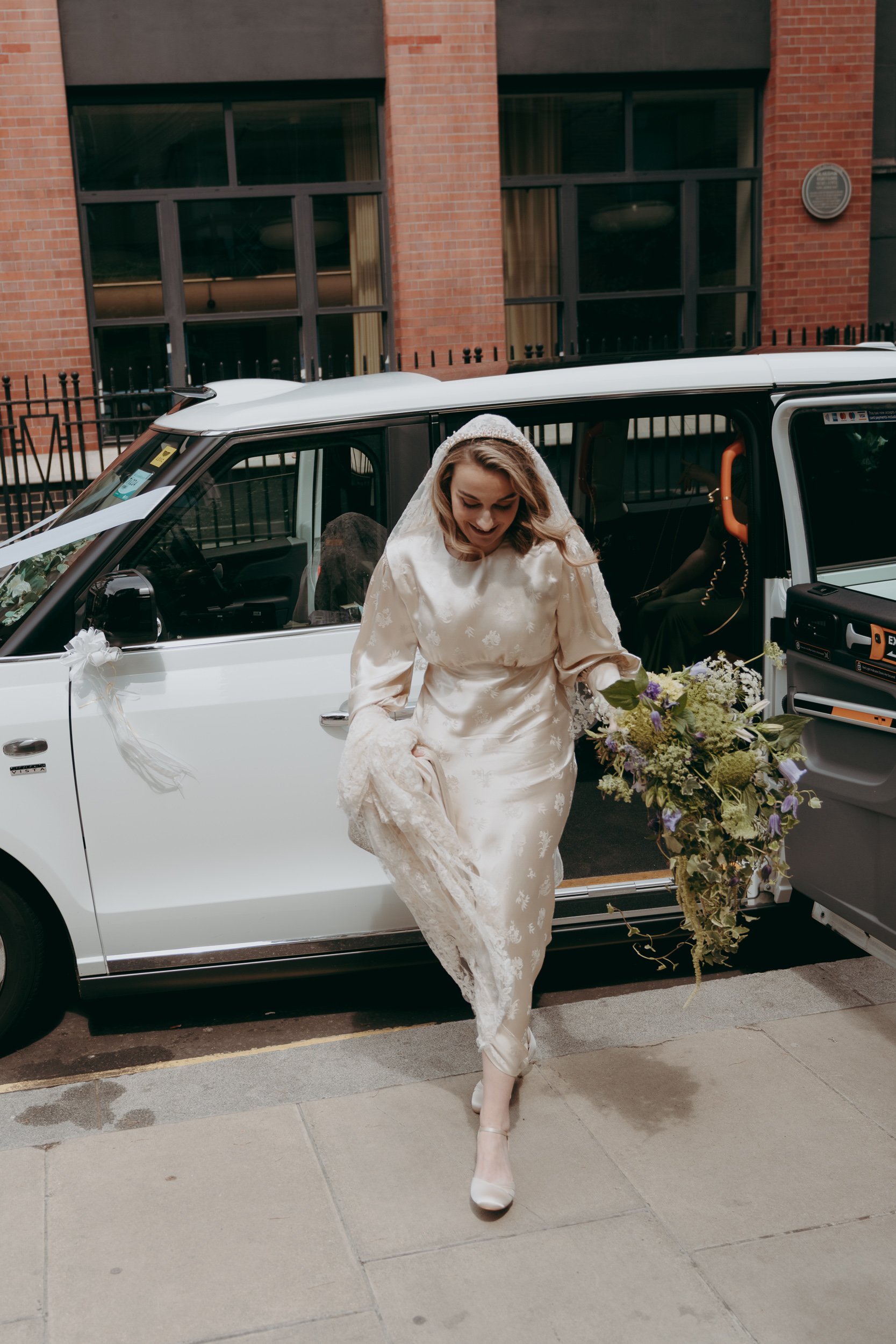 27  london-documentary-wedding-photographer-fitzrovia-chapel-the-globe-swan-south-bank-.jpg