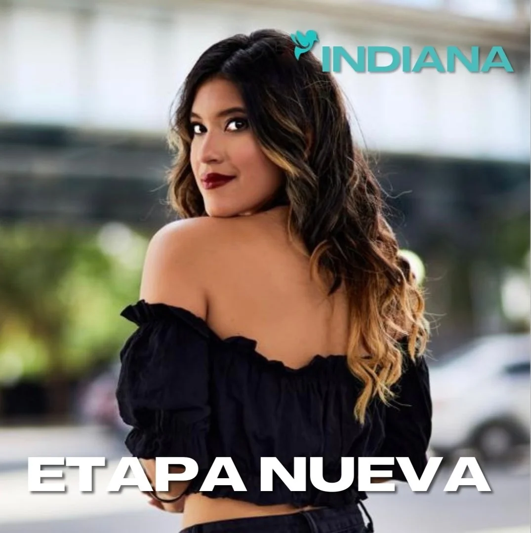 Woman sitting with text "Etapa Nueva, Indiana Sacasa, Versión Acústica" against a blue and white background.