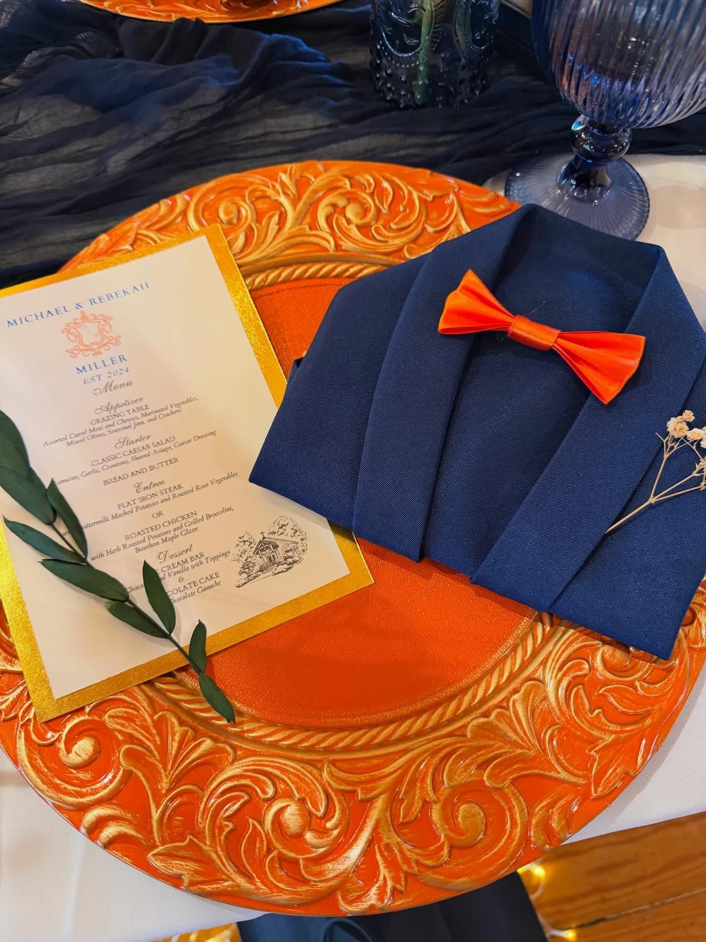 At a wedding open house @theoverlook_crystallakes !  I love chatting with all the other vendors before things kick off.  Scroll through and checkout who&rsquo;s here.

@thechinacabinetkc @cakeable_co @preserved.in.print  @djbrandonmoore  @somethingdr