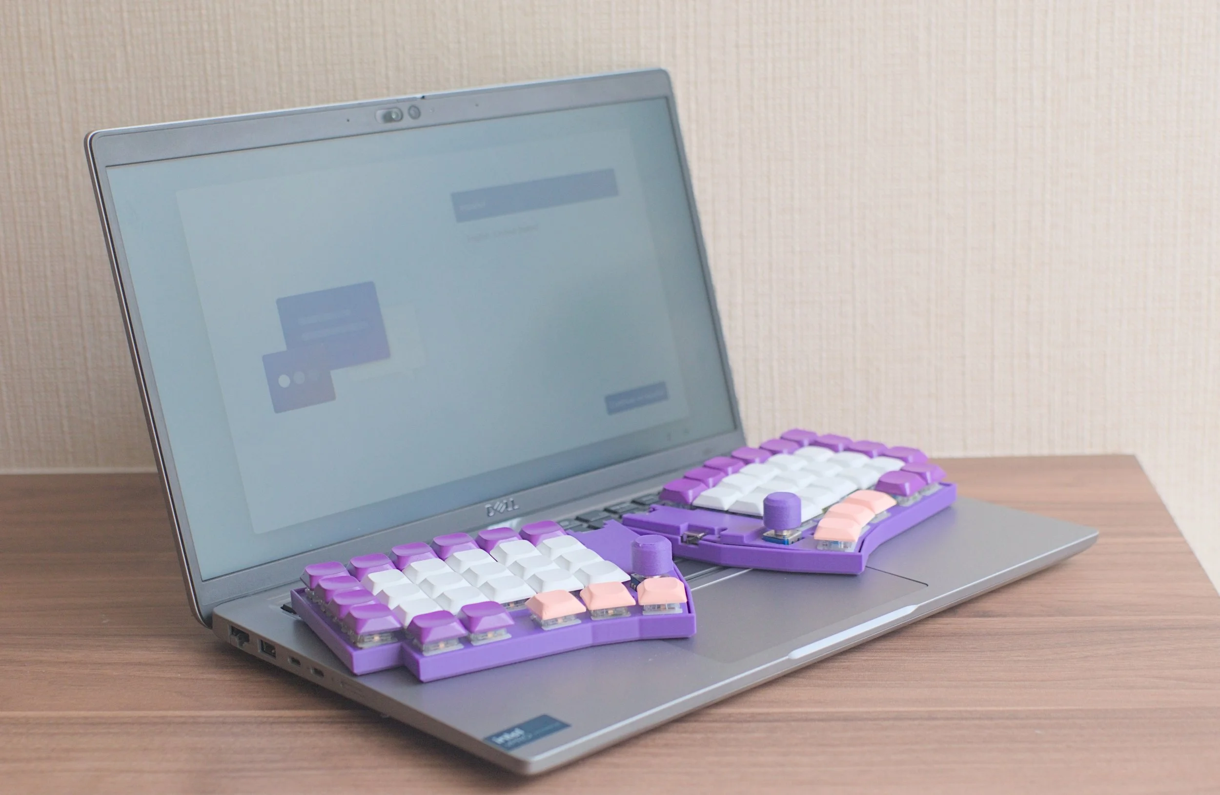 Nuty 60 sobre una laptop