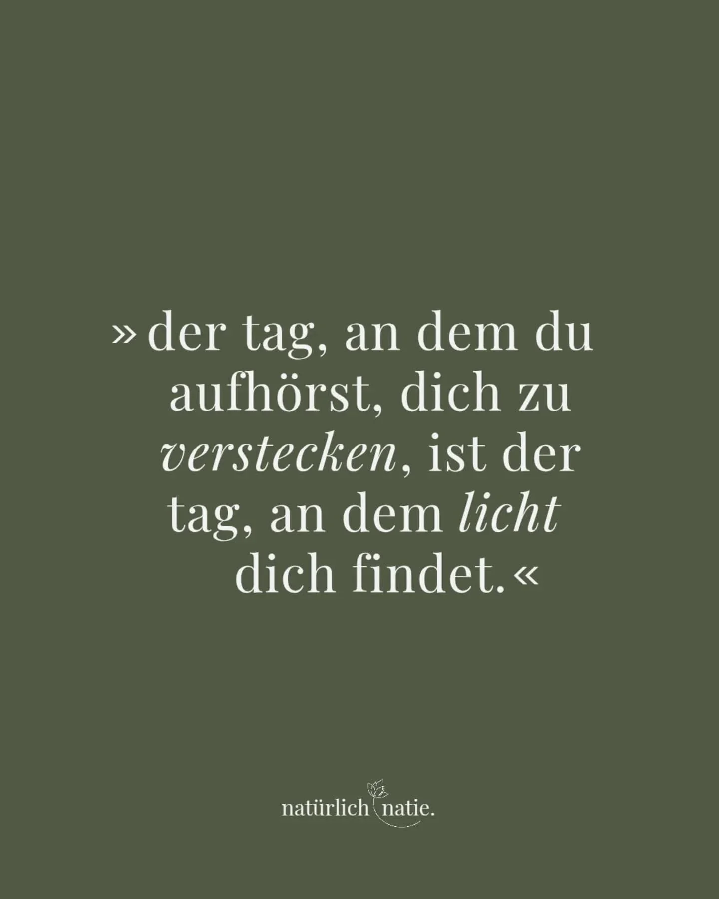 Manchmal ist das Verstecken bequemer als das Zeigen.
Doch die Wahrheit ist: es raubt dir Kraft.
Es h&auml;lt dich klein.
Es l&auml;sst dich leben, ohne wirklich da zu sein.

Der Tag, an dem du aufh&ouml;rst, dich zu verstecken, ist kein leichter Tag.