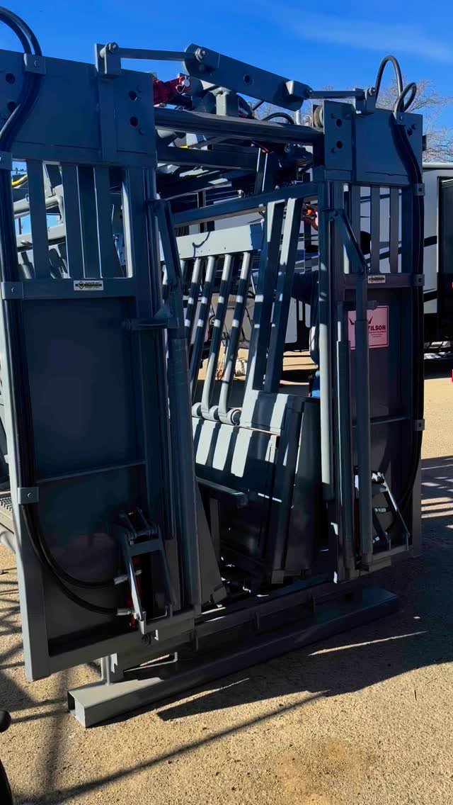 Final day of @rbbullsale! Come see us for a demo and great prices on our Filson Hydraulic Chutes! #conlinsupply #redbluffbullandgeldingsale #redbluff #oakdale #filson #filsonlivestockequipment
