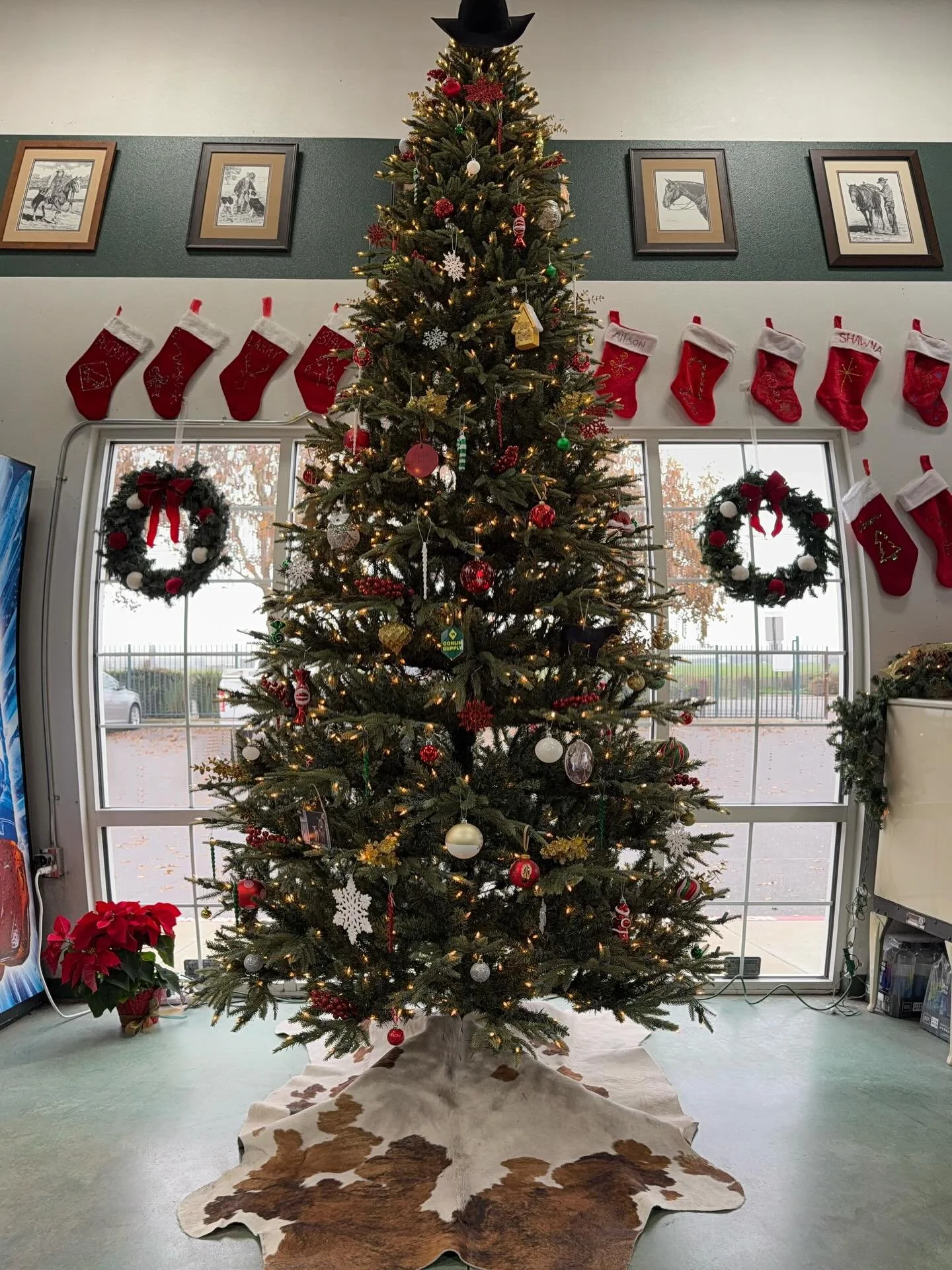 🎄 Only 7 days until Christmas and just 5 shopping days left with us!
Don&rsquo;t miss our Employee Pricing Clothing &amp; Gift Sale
📅 Saturday, December 20th
Finish your shopping and let us do the wrapping! 🎁