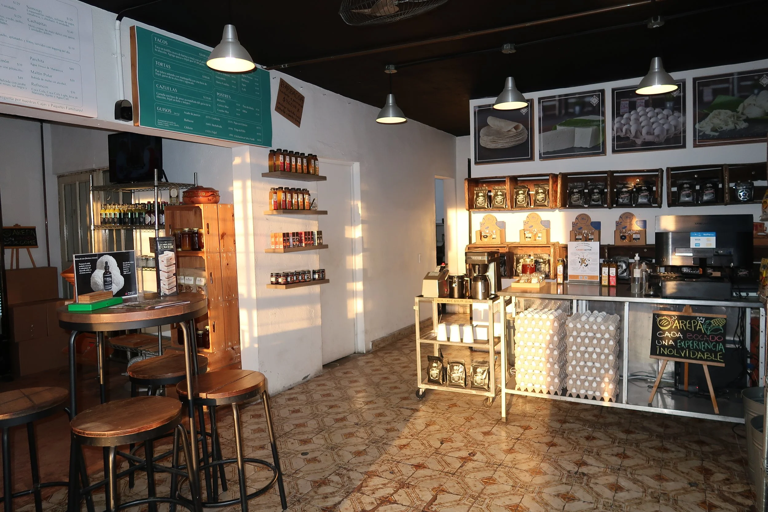 El interior de Mercado San Martin con todos los productos locales que ofrece.