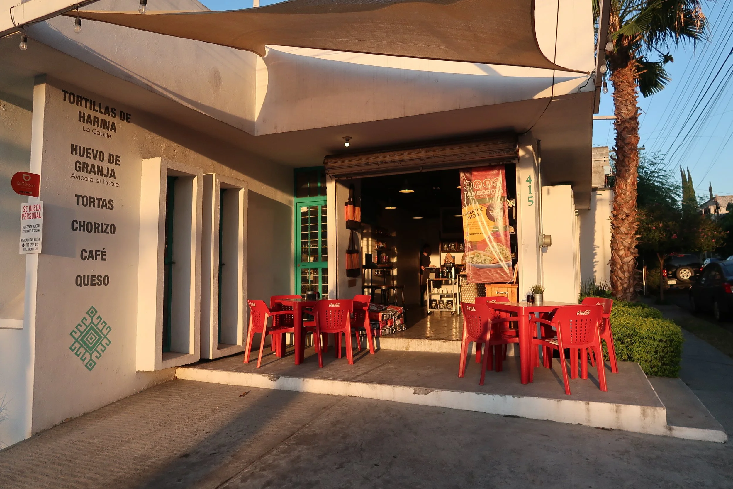 El exterior de Mercado San Martín ubicado en San Pedro Garza Garcia con sillas para poder disfrutar de una buena comida mexicana