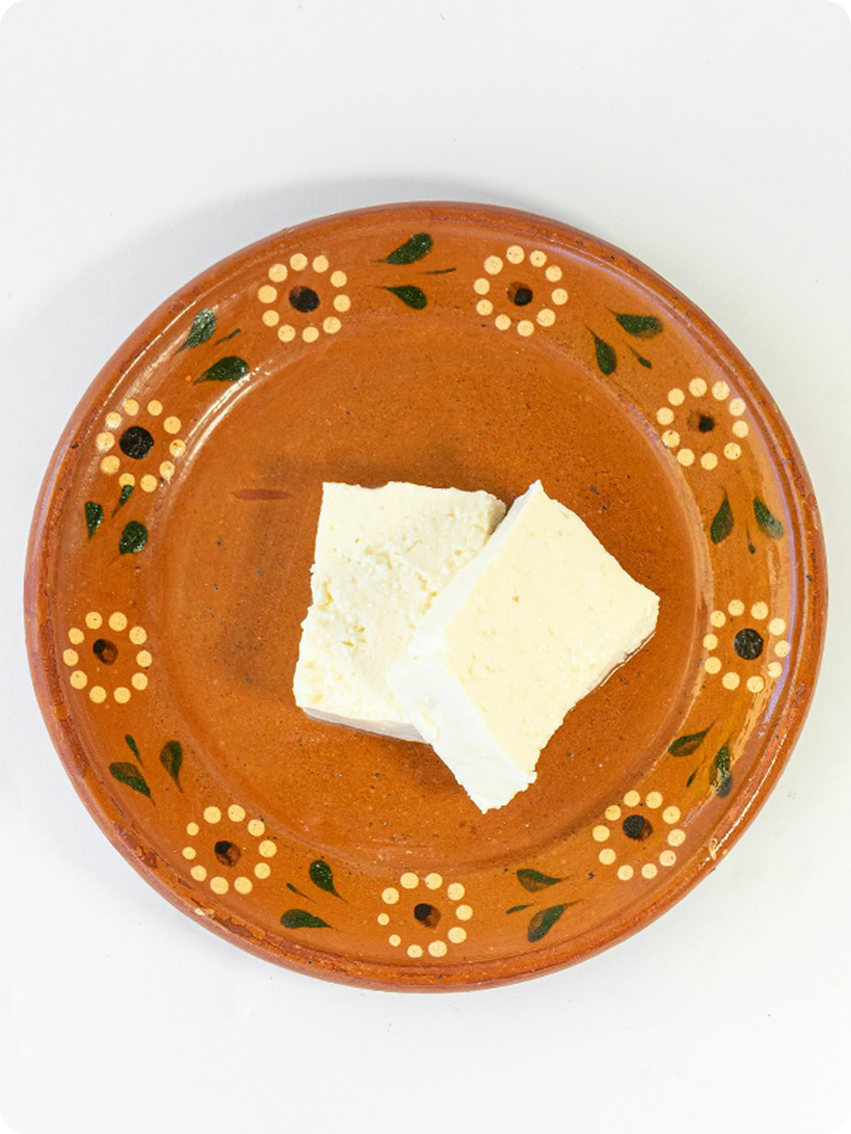 Plato de barro mexicano con queso.