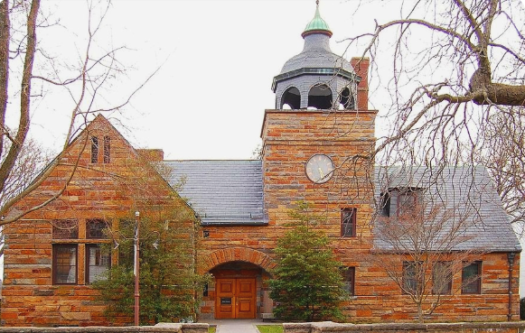 Front view of Manchester Public Library
