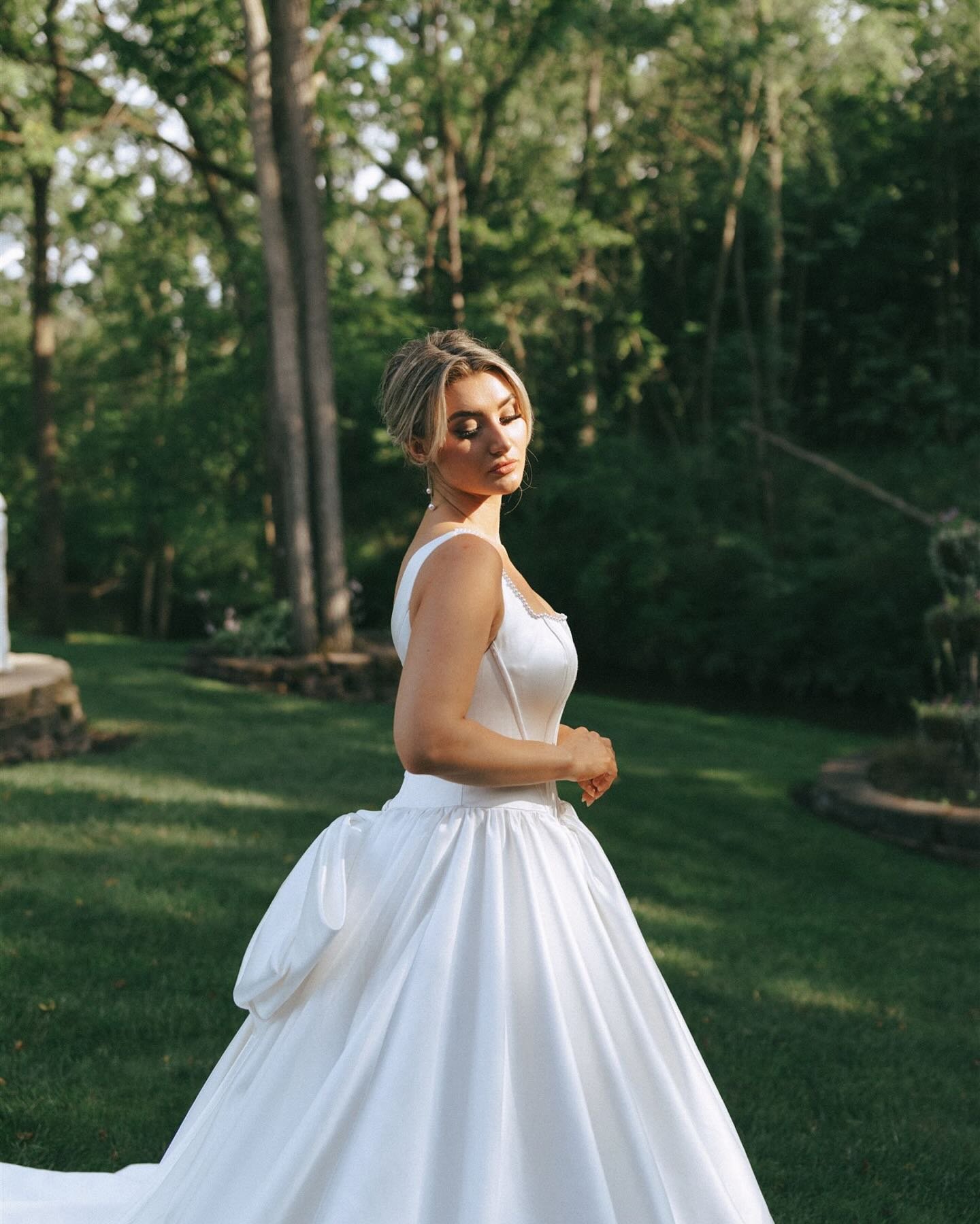 Molly ✨

Venue: @hiddengroveestate
Planner: @alexismastbrown from the @mirrorballcollective 
Hair: @tamedmanes_bydayna
Makeup: @bllushbeauty
Tan: @glowbygraciej
Dress: @timeless_bridal_boutique
Car: @hiddengroveestate
-
-
#timelesswedding #michiganwe