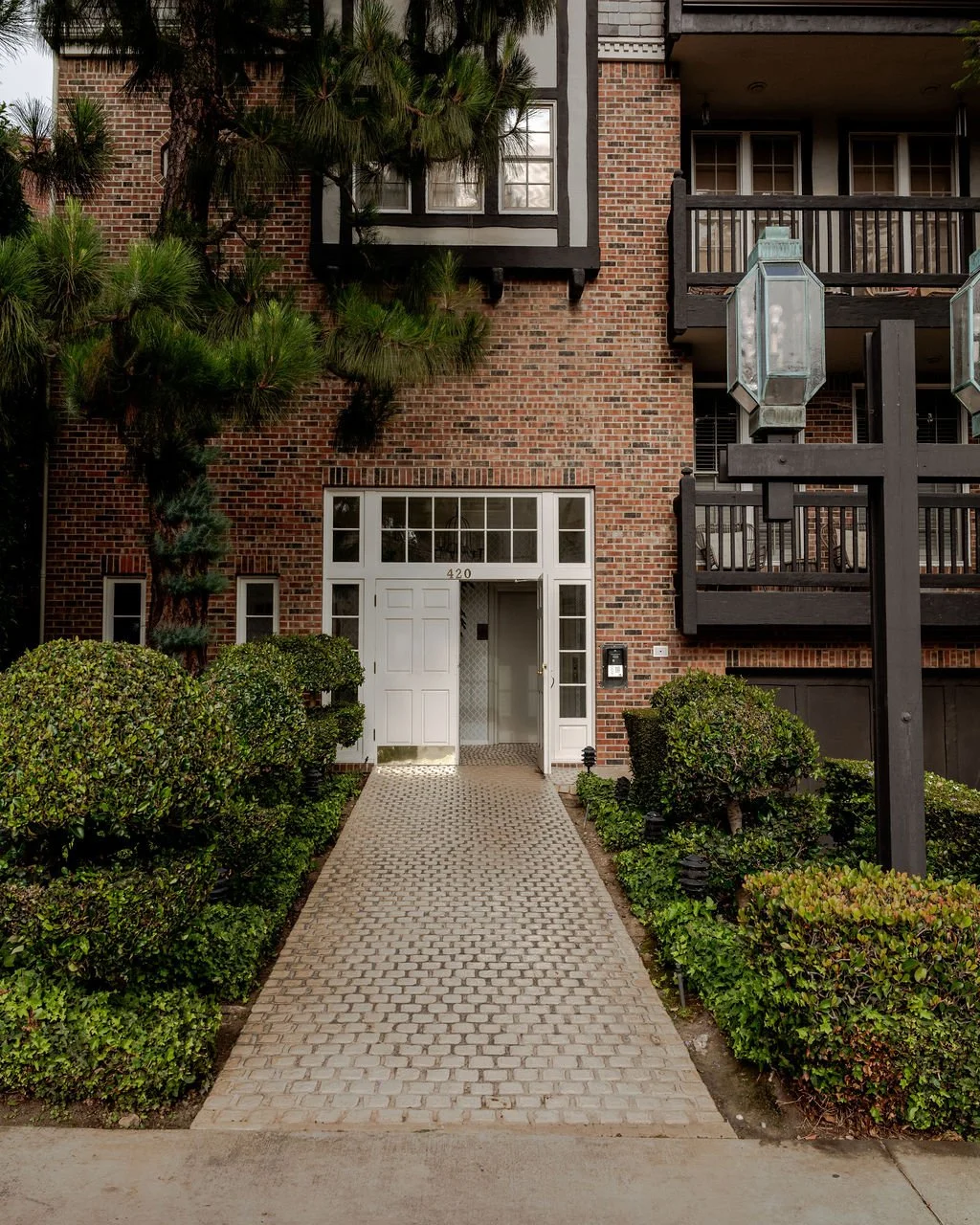 420 S Barrington Ave Unit: 202 | $1,000,000