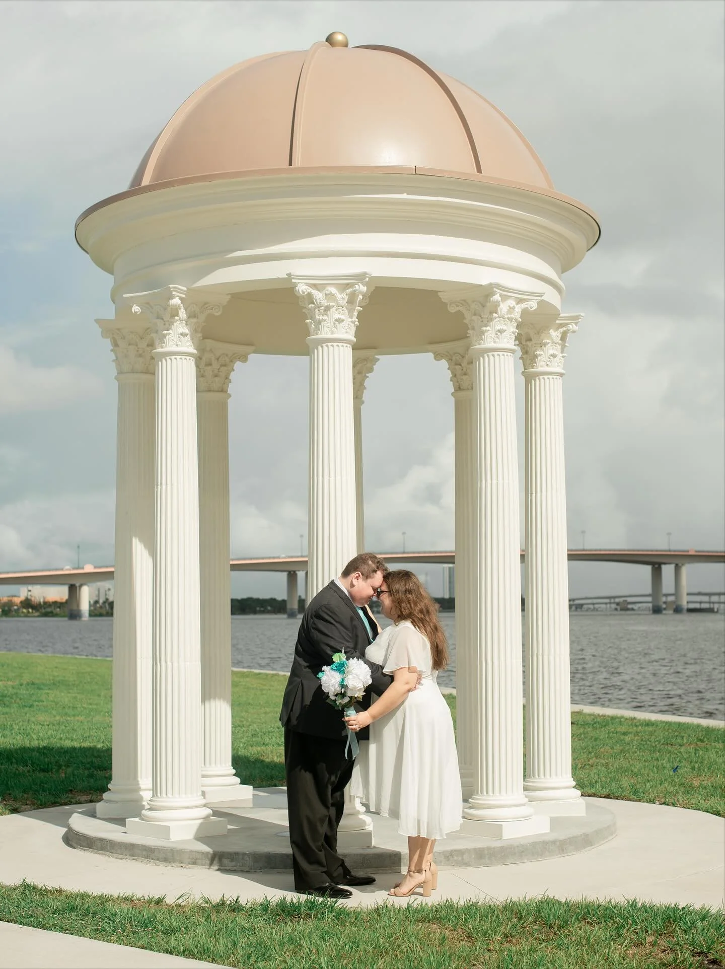 Alexandria + Boone&rsquo;s whimsical courthouse wedding 🖤 What a simple yet stunning backdrop they chose for their photos. These portraits were actually a spontaneous surprise right after their ceremony. Their sister in law, one of my former brides,