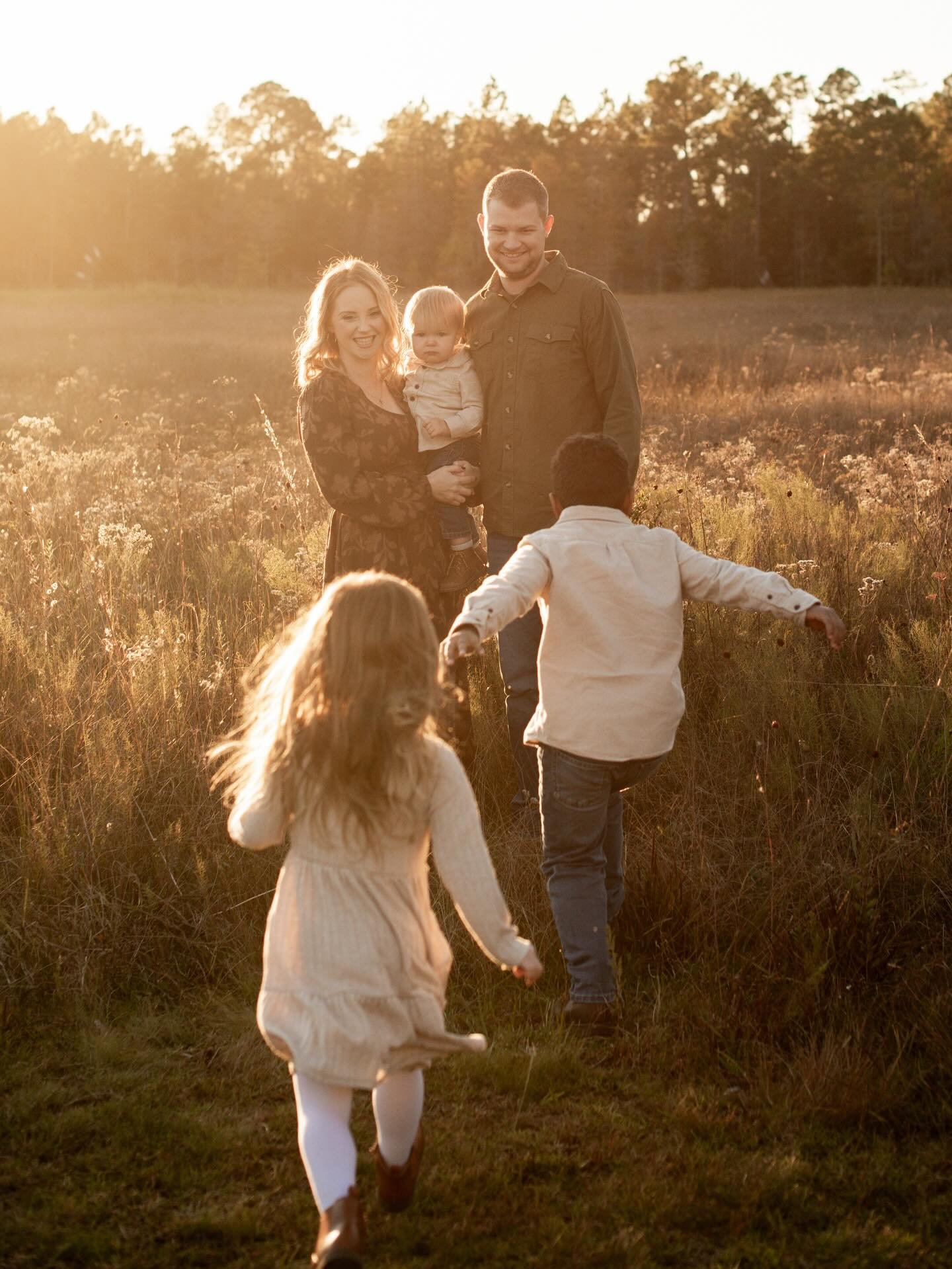 Just a few of the manyyyy precious family sessions lately! The end of the year is always the most popular time for family shoots, and luckily, I have a few more December openings. Reach out if you still need to get those 2025 memories captured 🥰🌲