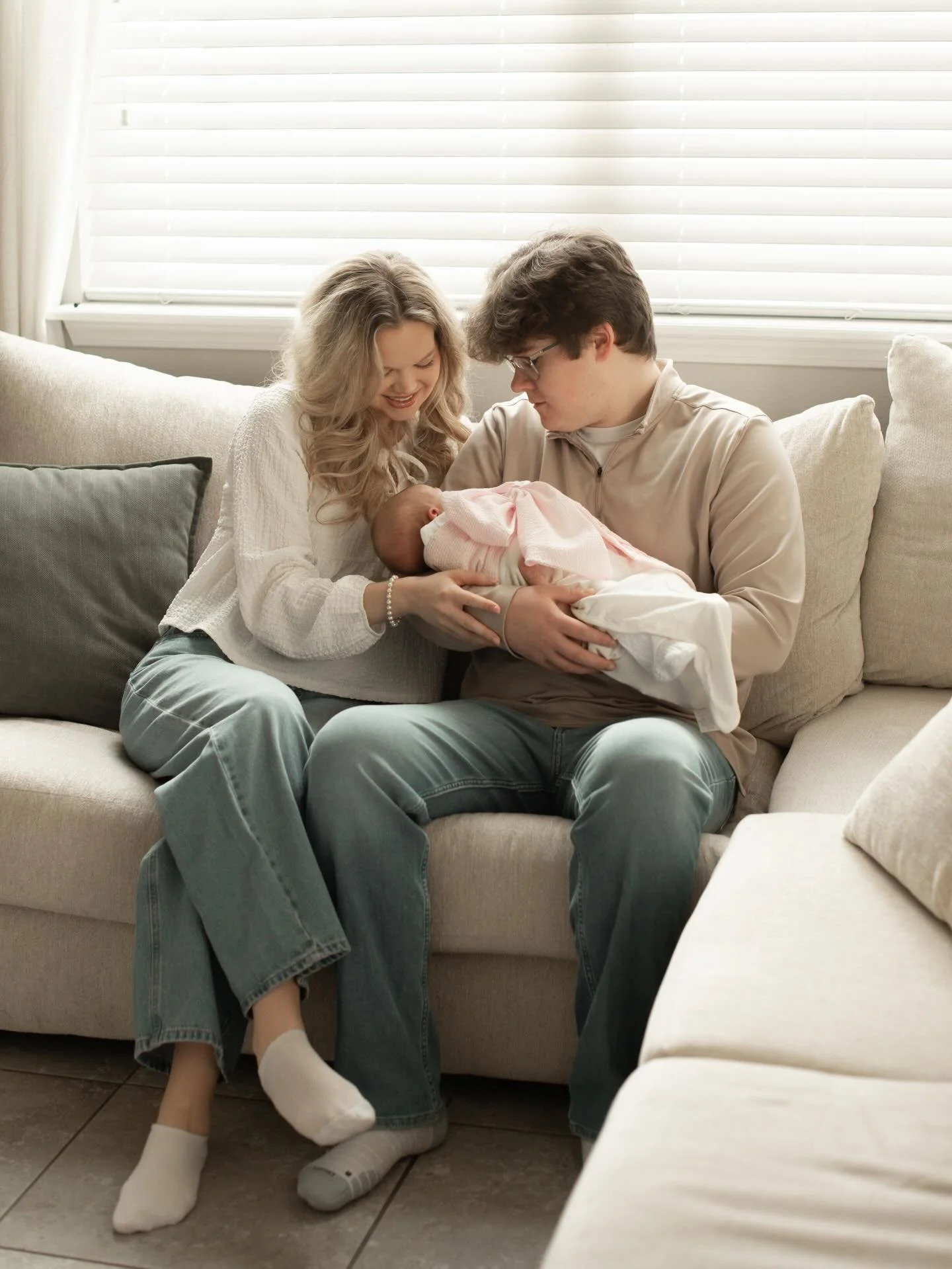 A cozy newborn session for Meredith, Connor, &amp; baby Vivian in their lovely home 🤍