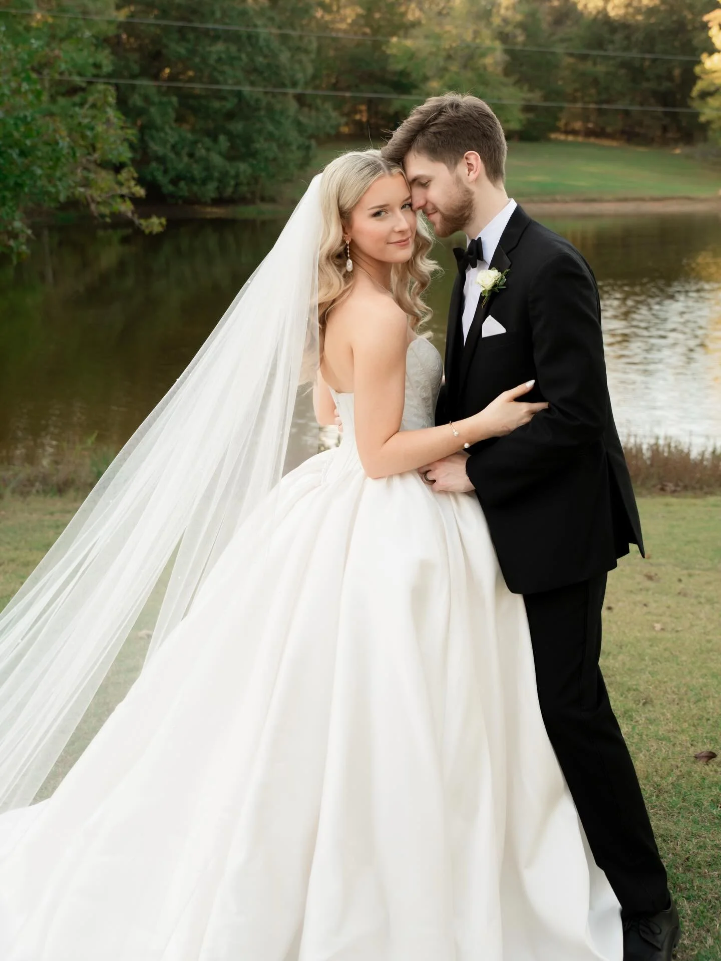 More classic favorites from the Raiford wedding&hellip;a lakefront afternoon in Mississippi, celebrating the sweetest couple, madly in love 🥹🖤