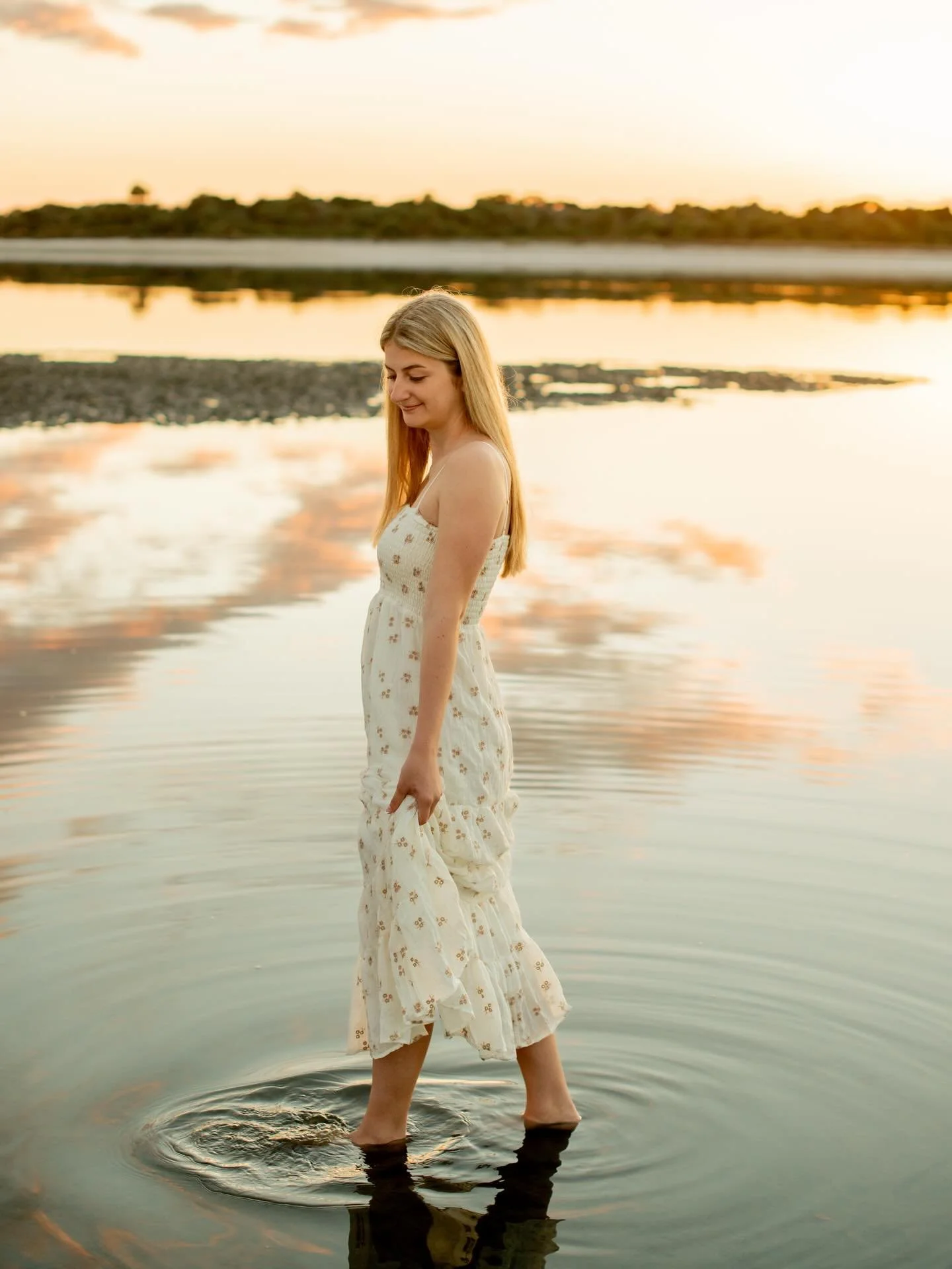 Picking my jaw off the floor from these sunset images of Summer&rsquo;s senior session 🤍 I&rsquo;ve driven past this location so many times, always feeling like it would make the most stunning backdrop for portraits. Summer opted to shoot somewhere 