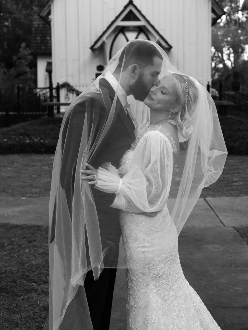 We lovvvvve a B&amp;W moment especially when it involves the Downings 🖤🤍🖤🤍

Venue: @preservationhalljax 
Reception/Catering: @maggianoslittleitaly 
Photos: @ginnystephensphotography 
Hair: @beautybyallysonmae 
Makeup: @betsys.pro.makeup 
Florals: