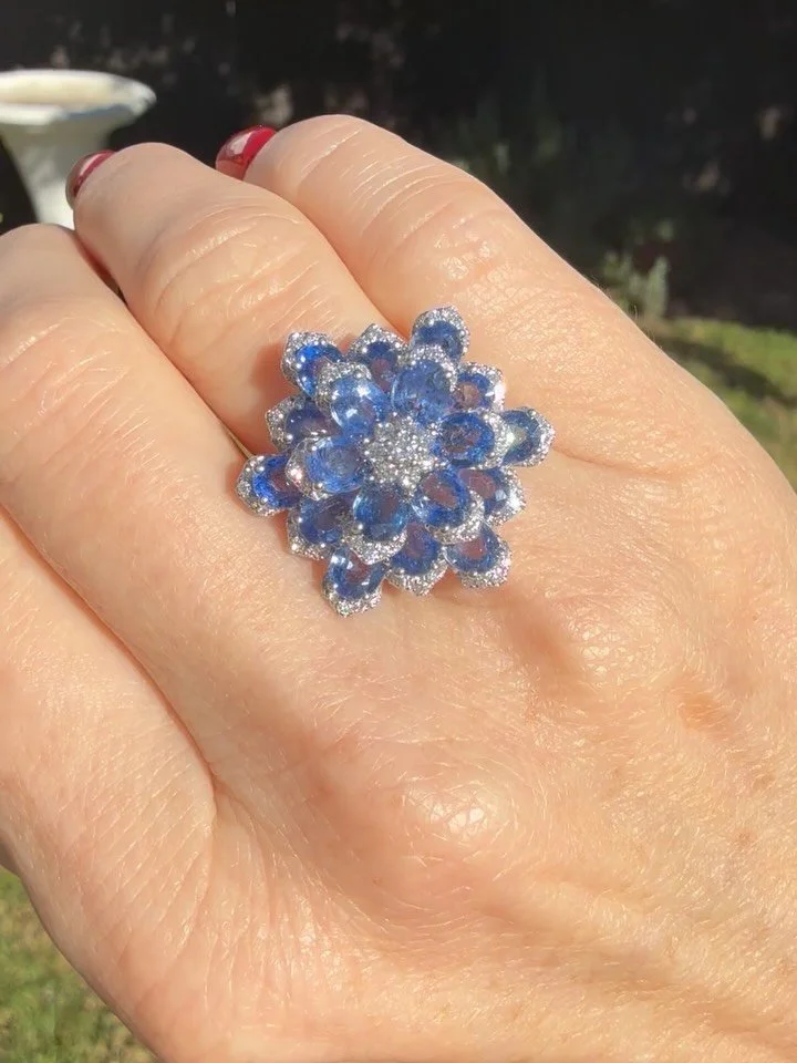 OK, I think I am slightly obsessed with this insane sapphire and diamond ring. Might have to sit on Santa&rsquo;s lap for this one! Lol. 🧑&zwj;🎄 ❤️ 

I love the detail and the layered effect of this beautiful statement piece. I love how it could be