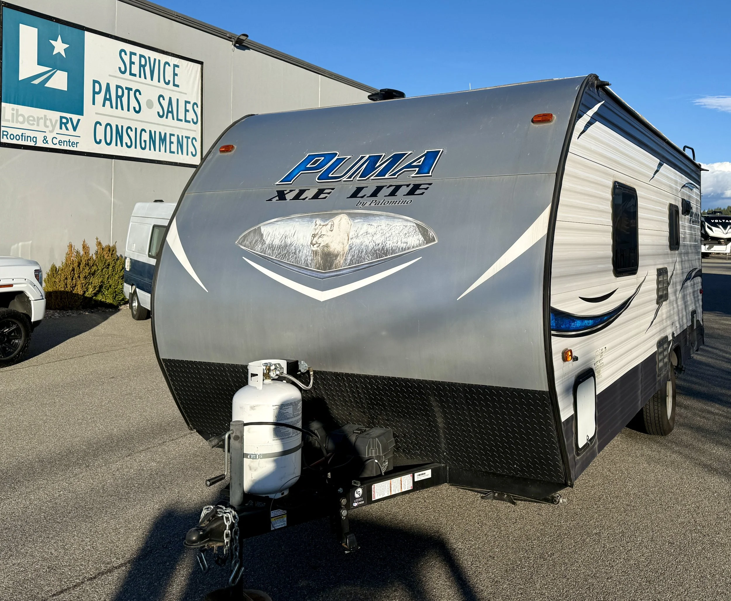 Travel trailer for sale with semi privet bedroom and rear bathroom, everything you need for a successful adventure.