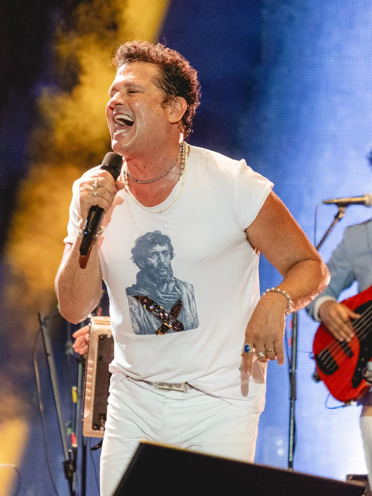 Carlos Vives
📷 @mava.villamizar 
28 &bull; 07 &bull; 2025
Santa Marta, Colombia

Hace un mes estaba celebrando a Santa Marta en sus 500 a&ntilde;os junto a @carlosvives uno de esos conciertos que son dif&iacute;cil de olvidar! Y con vista al morro ?
