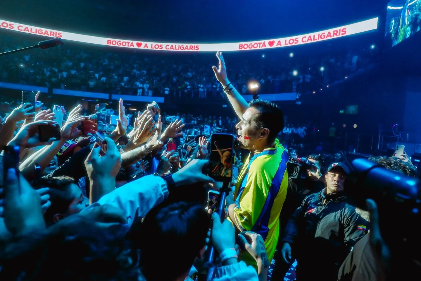 🎪
@loscaligarisoficial 🎪
📷 @mava.villamizar 
Bogot&aacute;, Colombia 
08 &bull; 06 &bull; 2024

Hace un a&ntilde;o largo tomando fotos para @loscaligarisoficial 🎪 este fin de semana nos volvemos a encontrar 🎶🎪🍾 en el festival m&aacute;s bonito