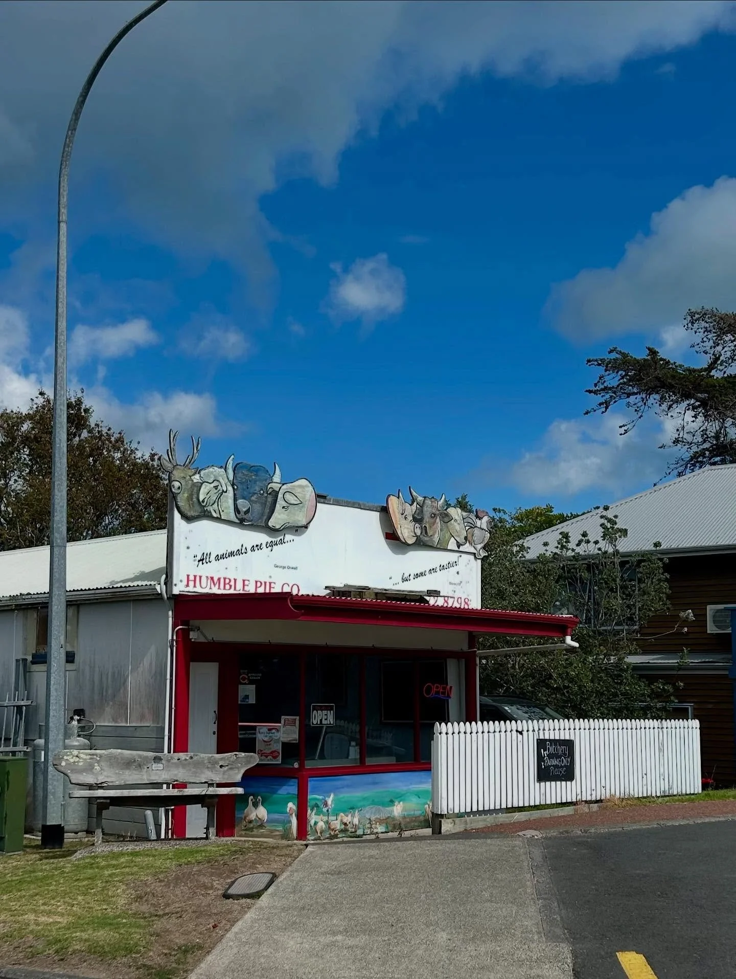 #team.tangaroa.pick

We&rsquo;d love to share some of our favourite spots on the island for you to check out during your stay at Tangaroa Estate.

Today&rsquo;s pick: a hot pie from Humble Pie Company in Oneroa 🥧
This little shop suddenly became sup
