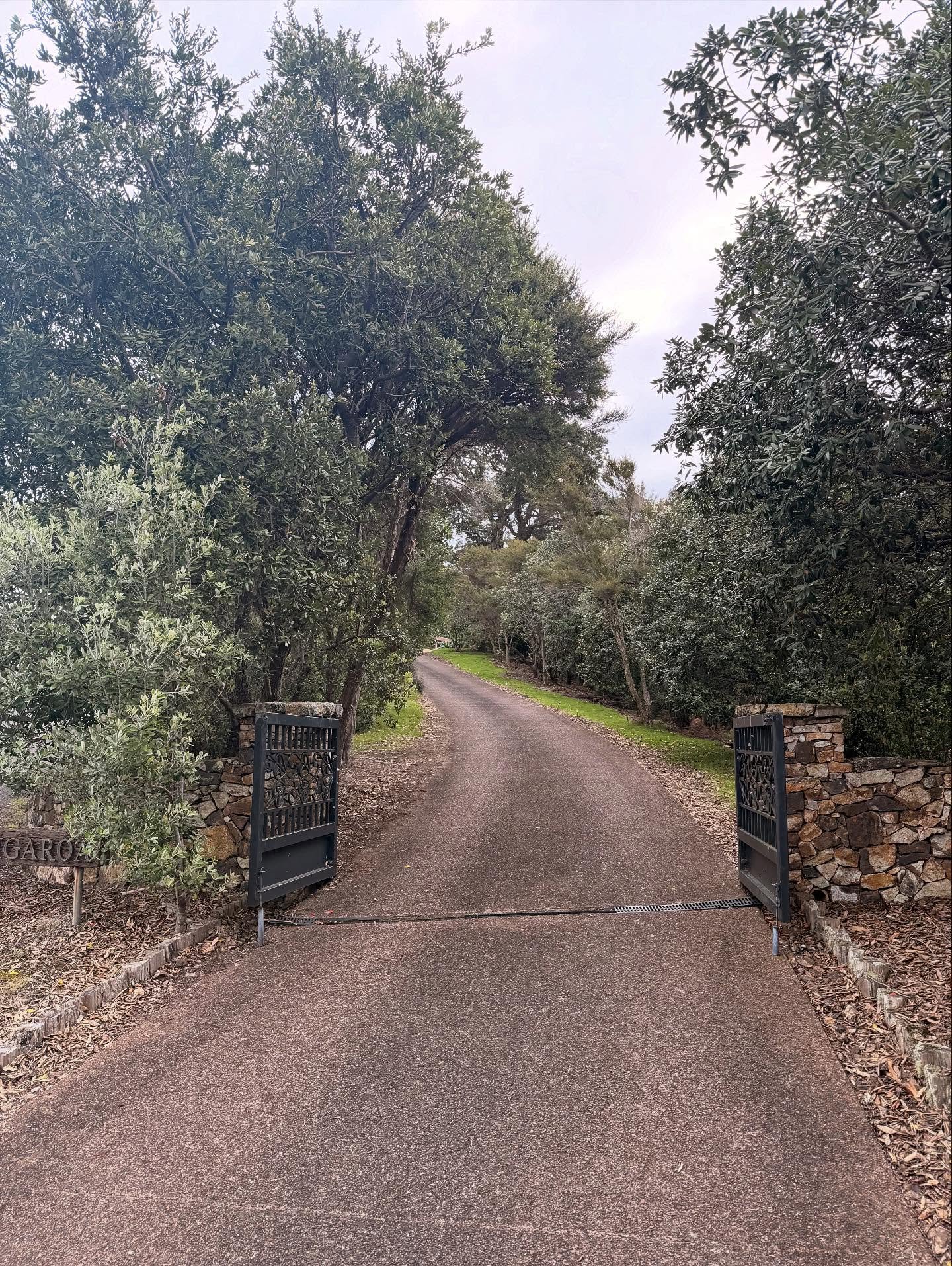 Behind the scenes&hellip;
Tangaroa Estate&rsquo;s gardens are beautifully maintained by @renegardening each month, and the team will get even busier as summer approaches. 🌿☀️

#tangaroaestate #waihekeisland #waiheke #waiheke_island #airbnb #airbnbnz